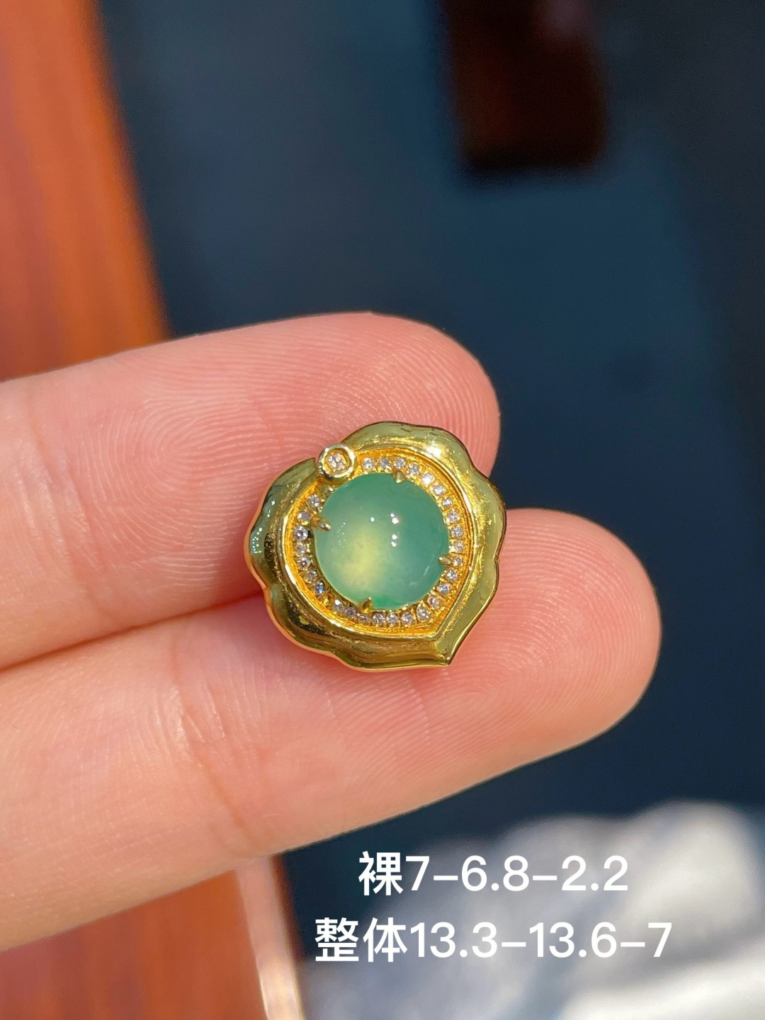 冰绿蛋面吊坠 无裂 18k金镶嵌，7-6.8-2.2