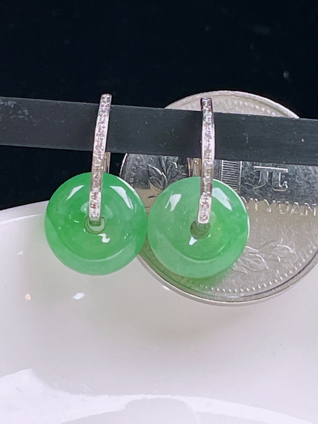 ️阳绿耳坠，老种起光，细底通透，尺寸：裸石11.5/5.4mm0612