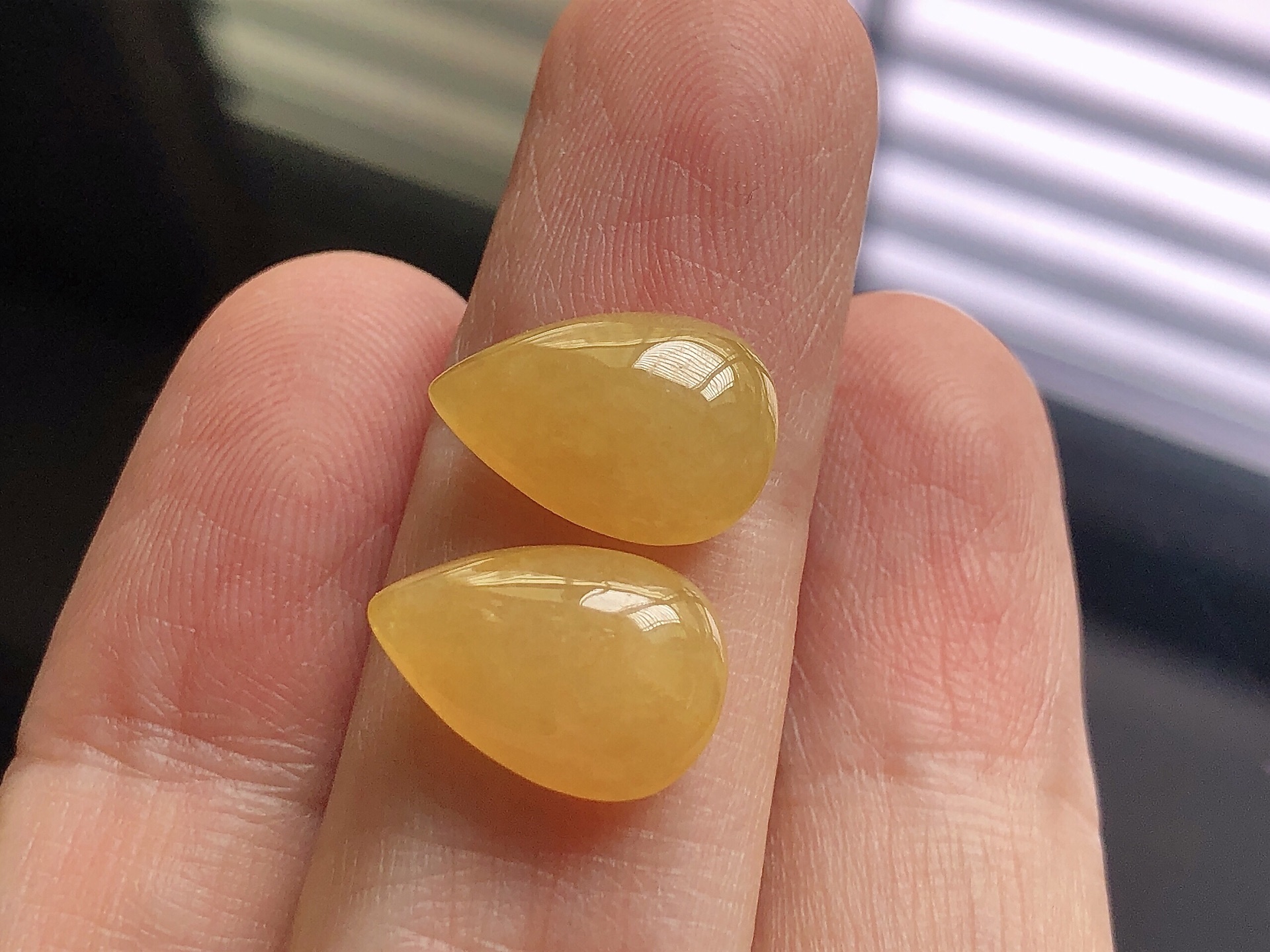 ️ 黄翡水滴， 色泽极美，通透水润，玉质细腻，夺目迷人，镶嵌效果，品相，无裂，尺寸14.5*9.7