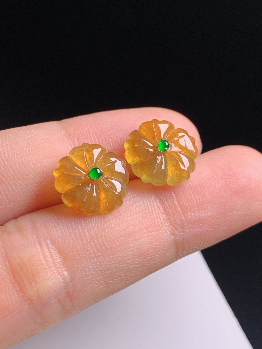 冰黄翡花朵耳钉，色匀花型娇俏灵动，配阳绿蛋面撞色出彩