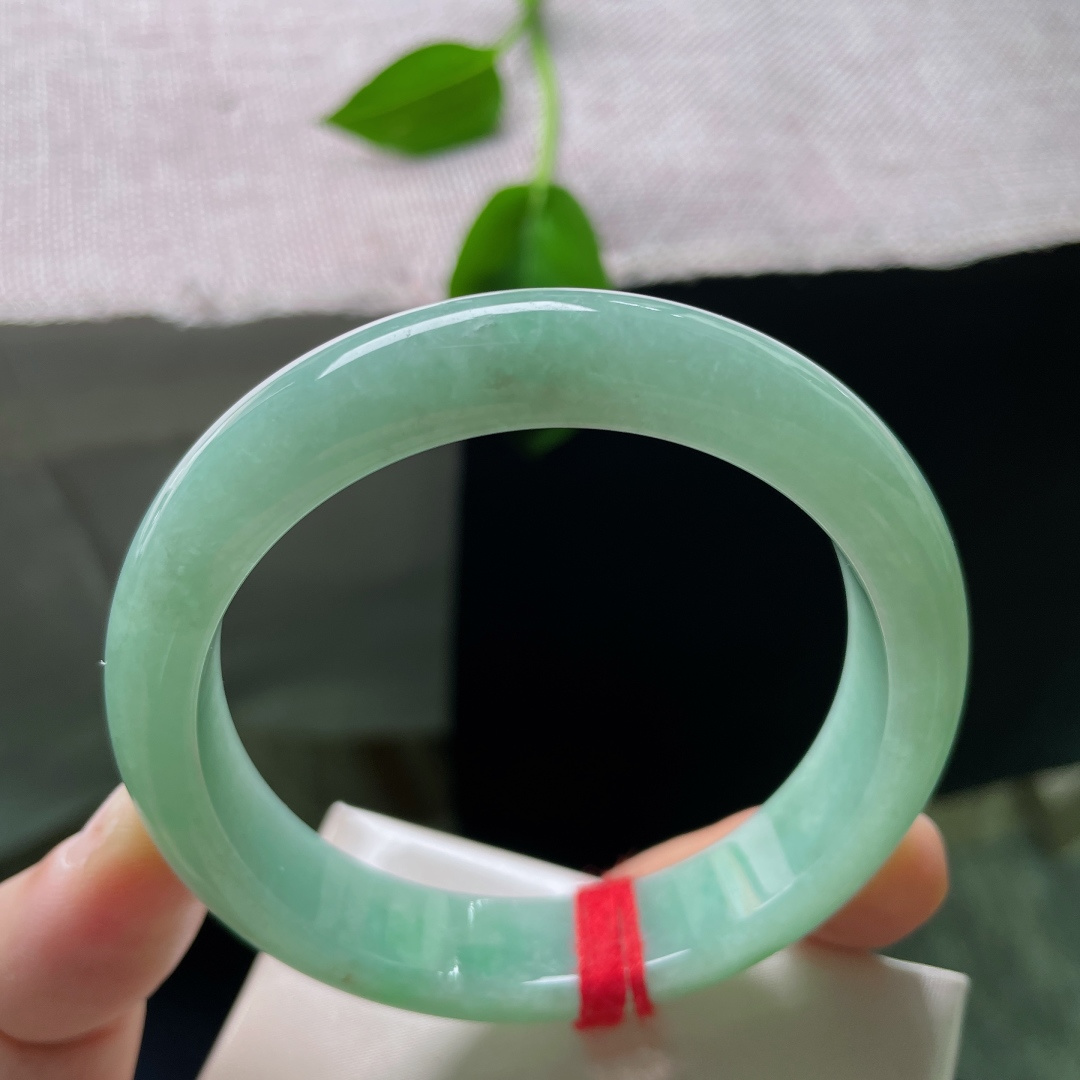 57.8/12.6/7.7，绿底正圈，色泽均匀分布，上手甜美可人，显白，棉。无裂，ss53763a