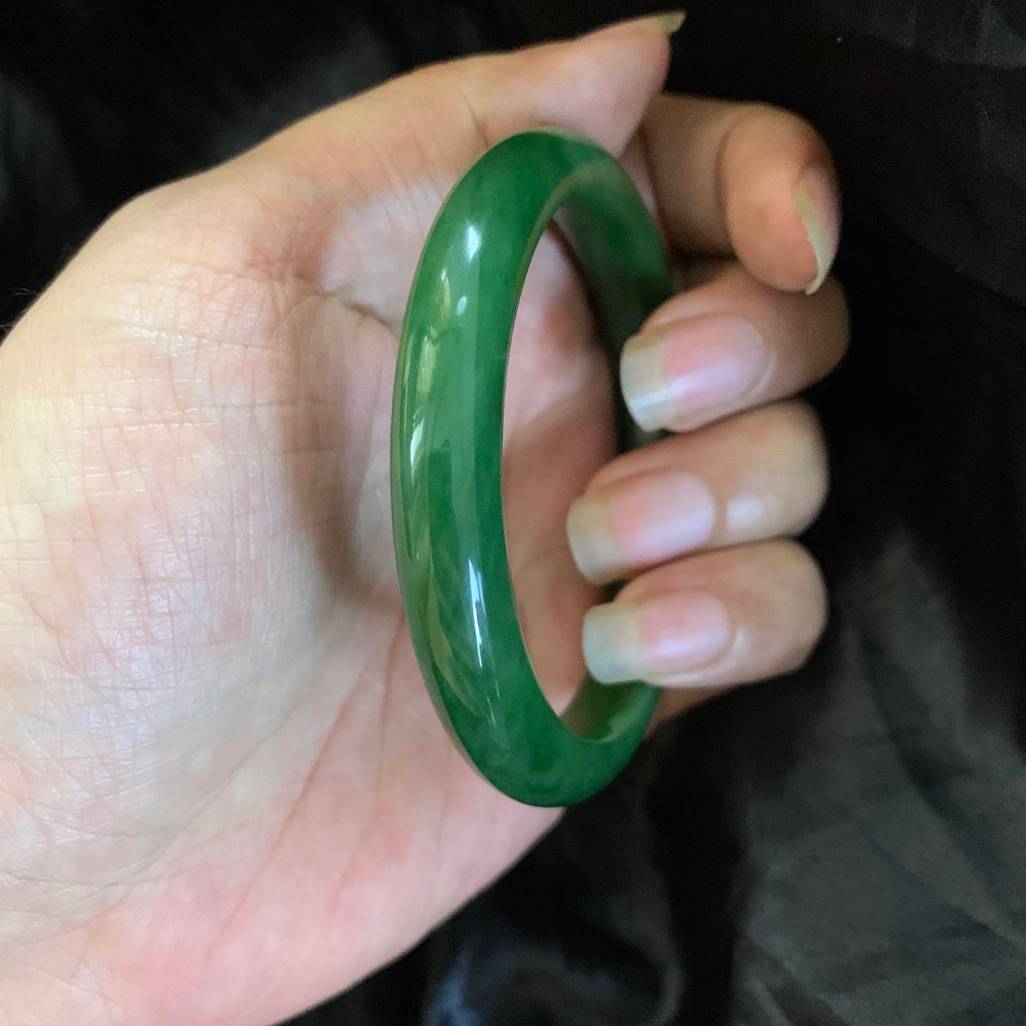 55.5圈口和田玉碧玉菠菜绿手镯，镯型古朴典雅。在诗情画意的雨巷相遇，你是我腕间的一抹风情，有你眸有