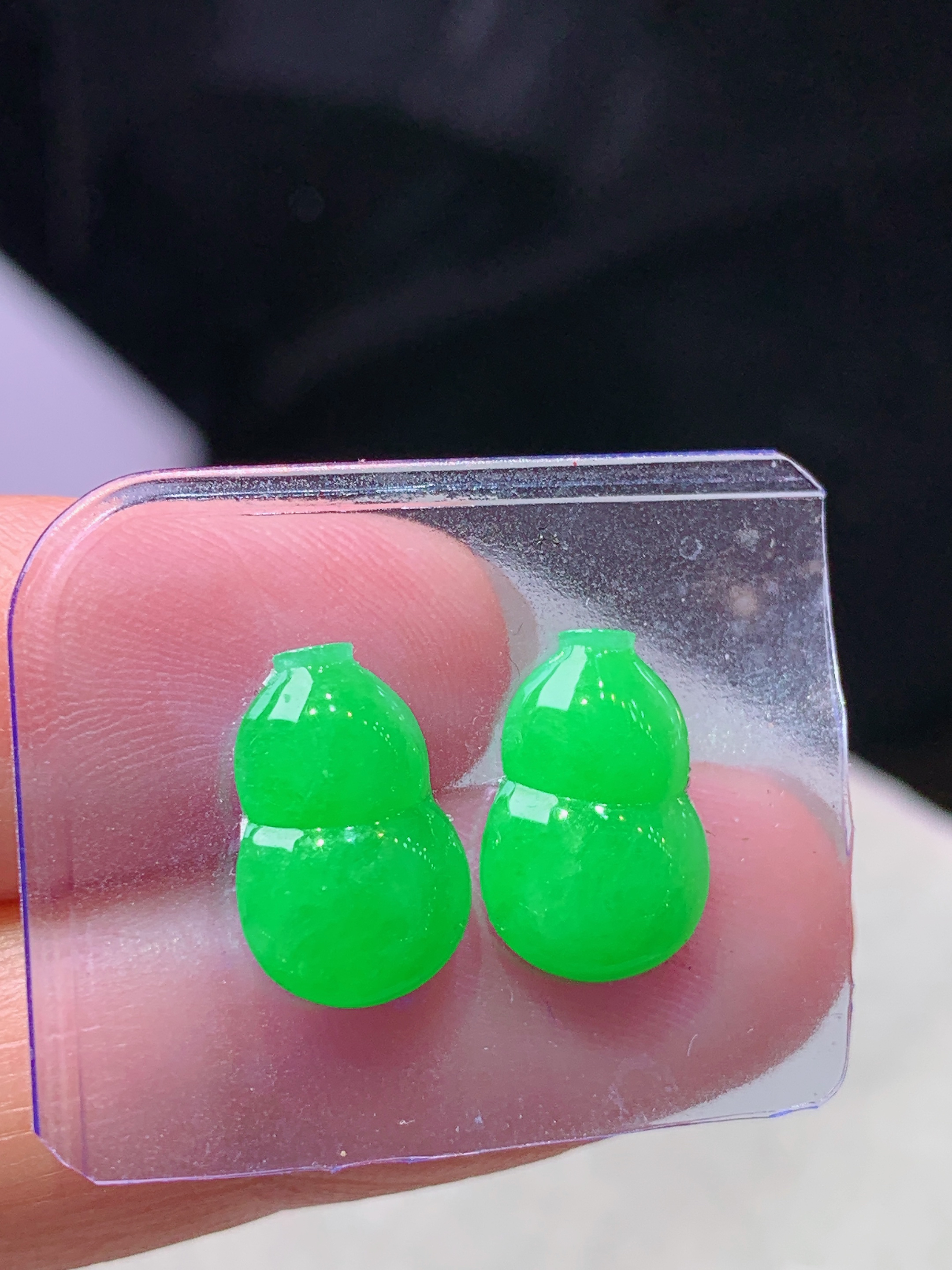 镶嵌款 阳绿葫芦吊坠 玉质细腻 色泽艳丽清新 整体尺寸12.3*8.2*3.3 a4