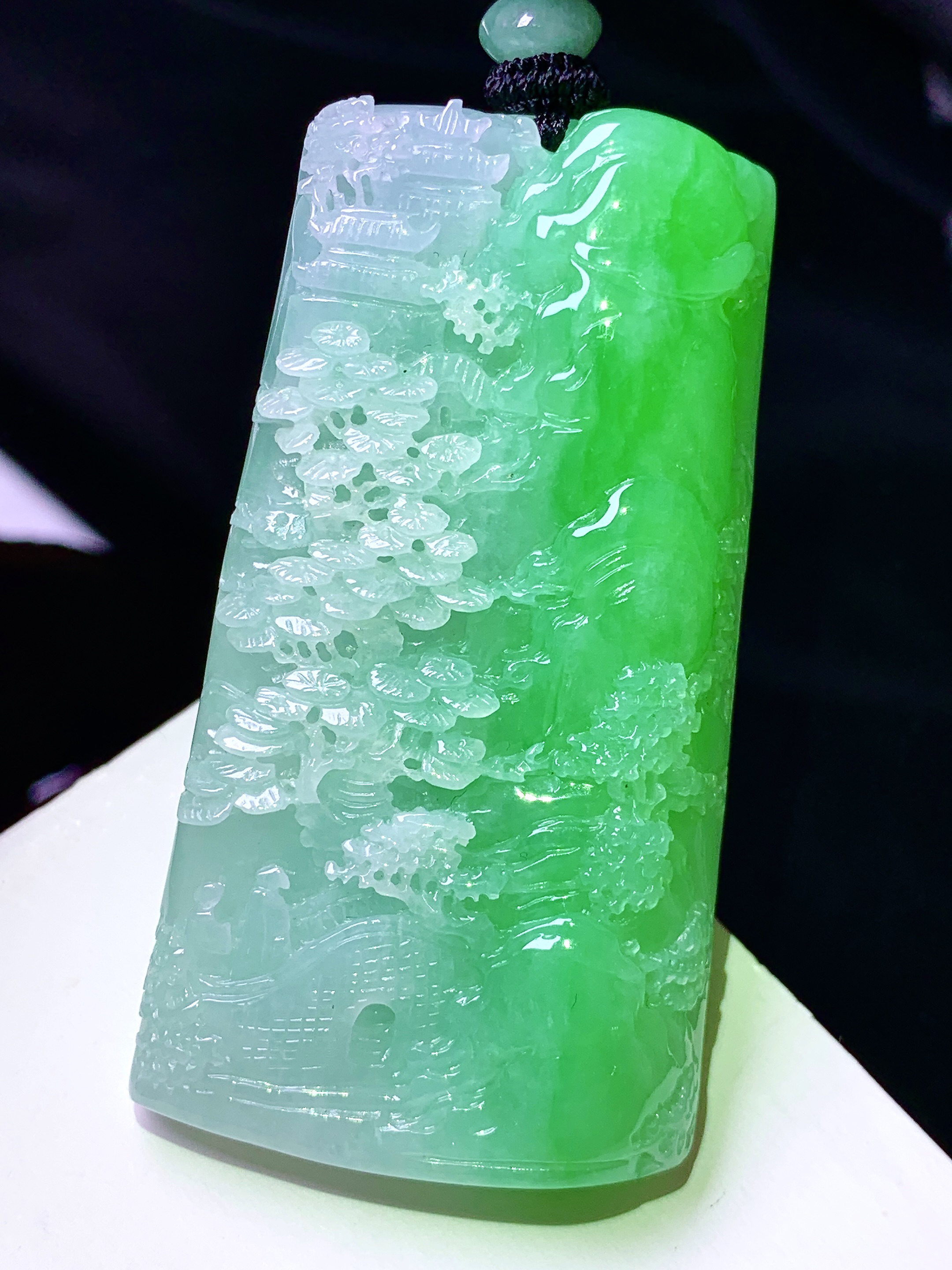 飘阳绿山水牌子吊坠 玉质细腻 色泽艳丽清新 整体尺寸59.2*31.5*9.5 w1