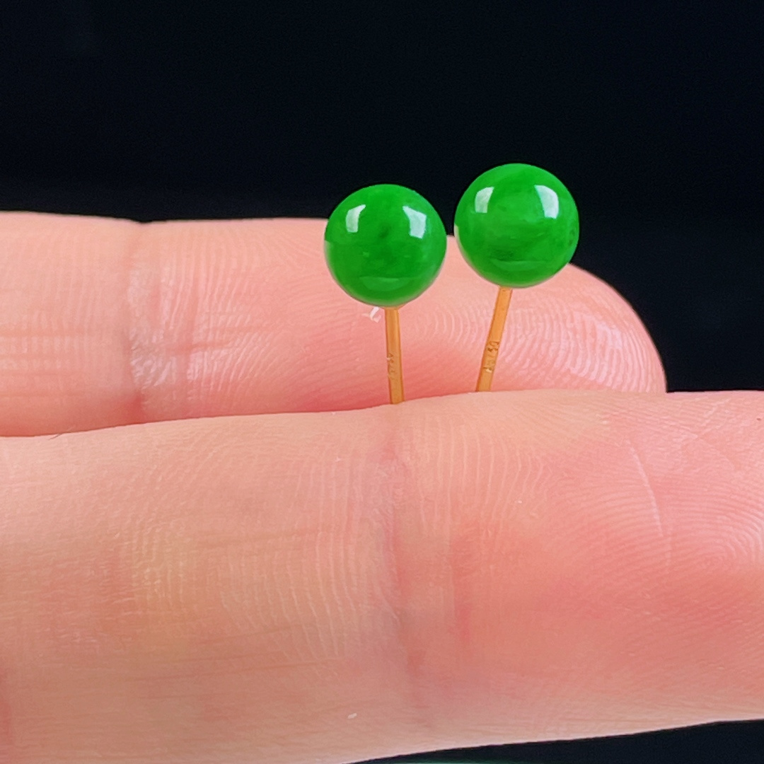 ️阳绿耳钉，老种起光，细底通透，尺寸：裸石6mm0611