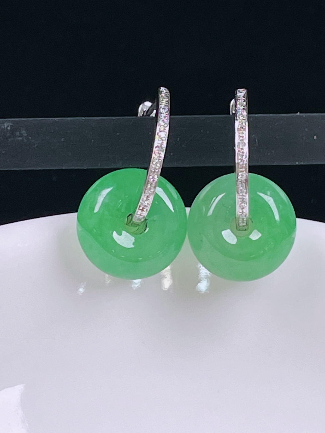 ️阳绿耳坠，老种起光，细底通透，尺寸：裸石11.5/5.4mm0612
