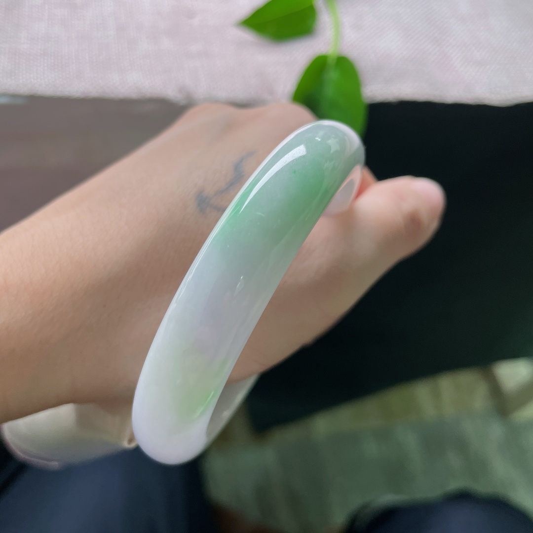 58.6/13.1/8.1，紫底正圈，肉质细腻干净，一抹飘绿点缀，俏丽多姿，有纹，ss53825a
