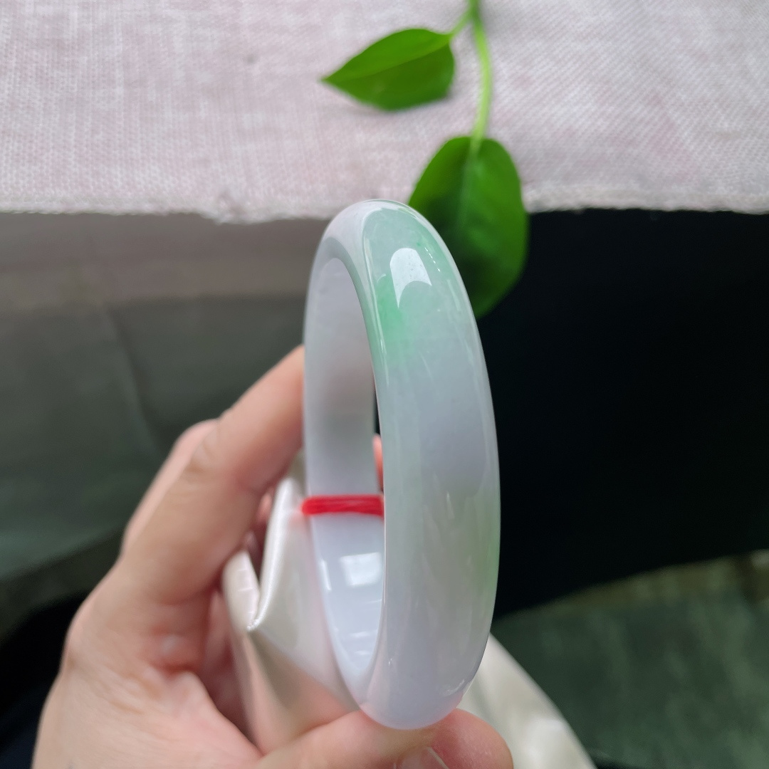 58.6/13.1/8.1，紫底正圈，肉质细腻干净，一抹飘绿点缀，俏丽多姿，有纹，ss53825a