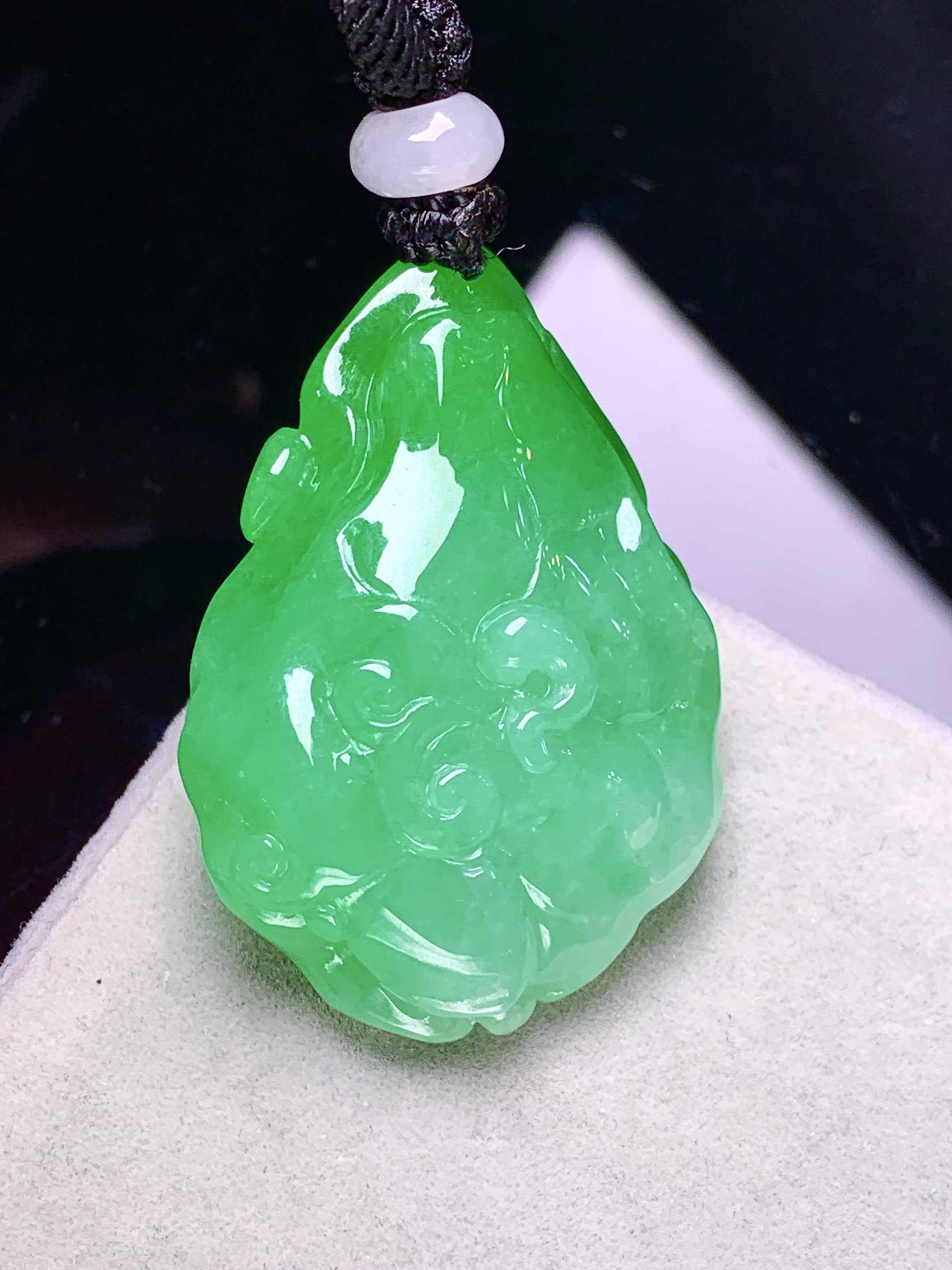 阳绿荷花吊坠 玉质细腻 色泽艳丽清新 整体尺寸38.5*27.5*11 a2