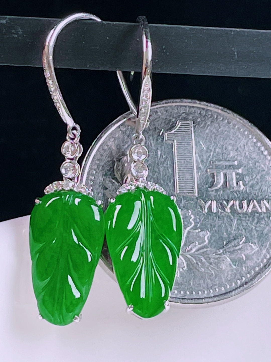 ️辣绿耳坠，老种起光，细底通透，尺寸：33.4/8.5/3.2mm0611