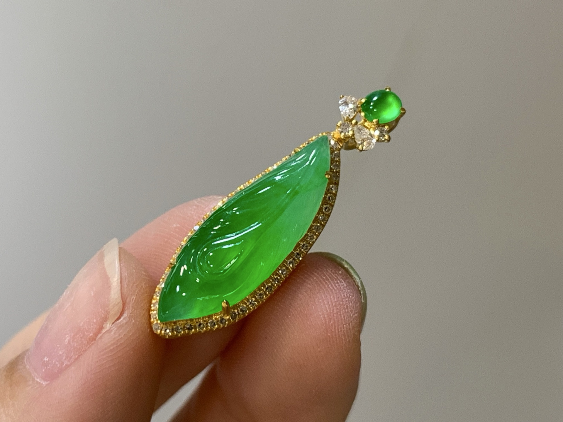 【18k金镶嵌羽毛吊坠】种老细腻，色阳浓郁起胶尺寸：成品：29*8.8*5.9，裸石：20.9*6.8*3.4,c8611