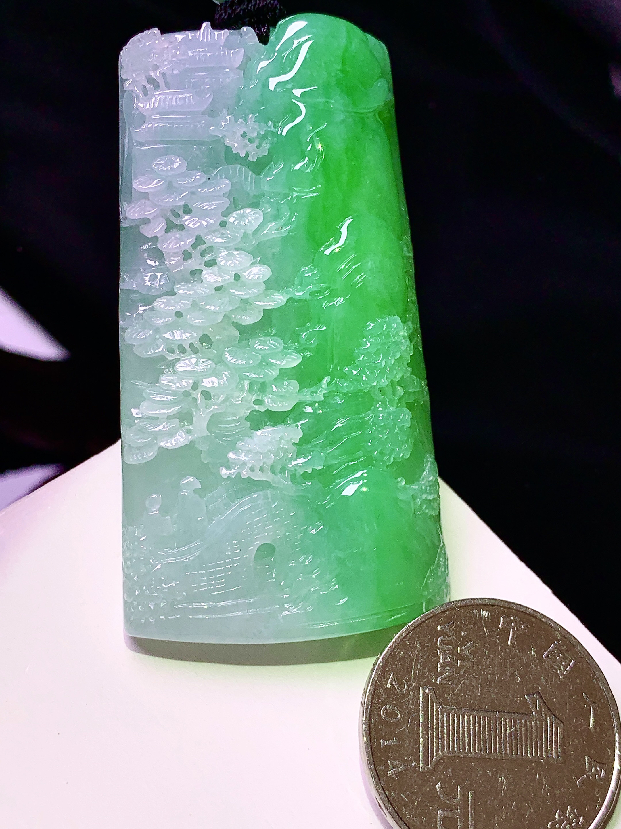 飘阳绿山水牌子吊坠 玉质细腻 色泽艳丽清新 整体尺寸59.2*31.5*9.5 w1