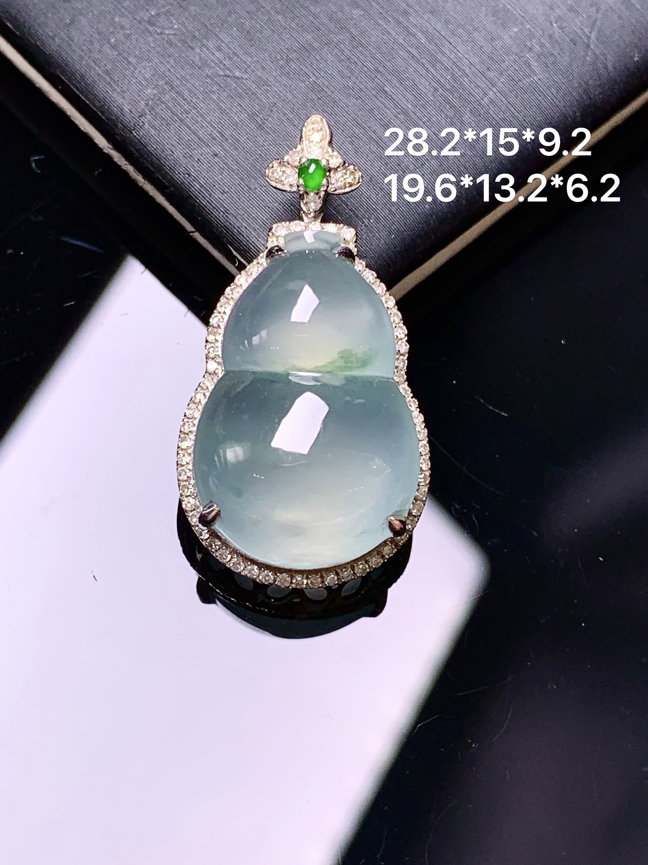 18金钻镶嵌冰种葫芦吊坠 玉质细腻 色泽艳丽清新 整体尺寸28.2*15*9.2 s2