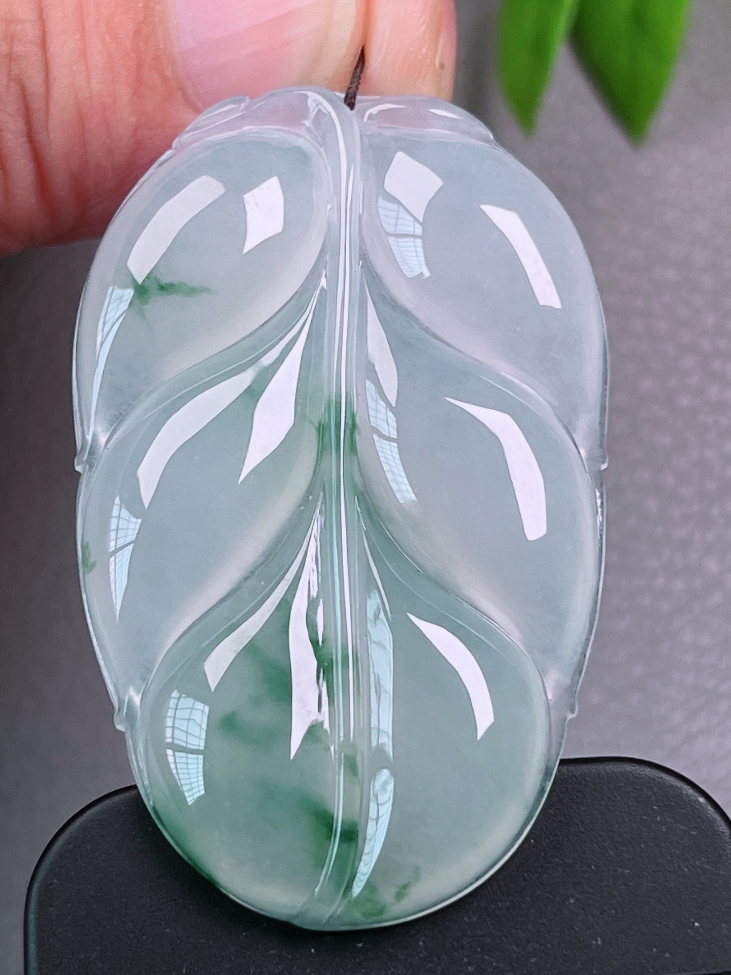 高冰种飘花叶子，无裂，精致油洁，冰透水润，起荧光，尺寸：51.5-32.3-5.9