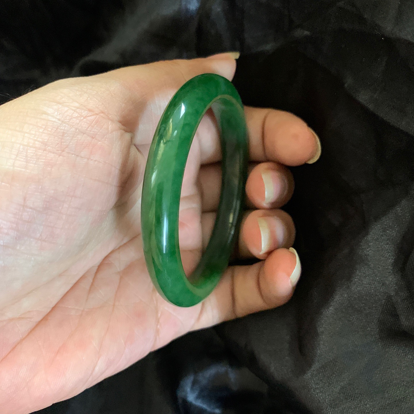 55.5圈口和田玉碧玉菠菜绿手镯，镯型古朴典雅。在诗情画意的雨巷相遇，你是我腕间的一抹风情，有你眸有深情.清风荡漾湖间静水，我愿俯身低眉，在烟波涟漪处寻
