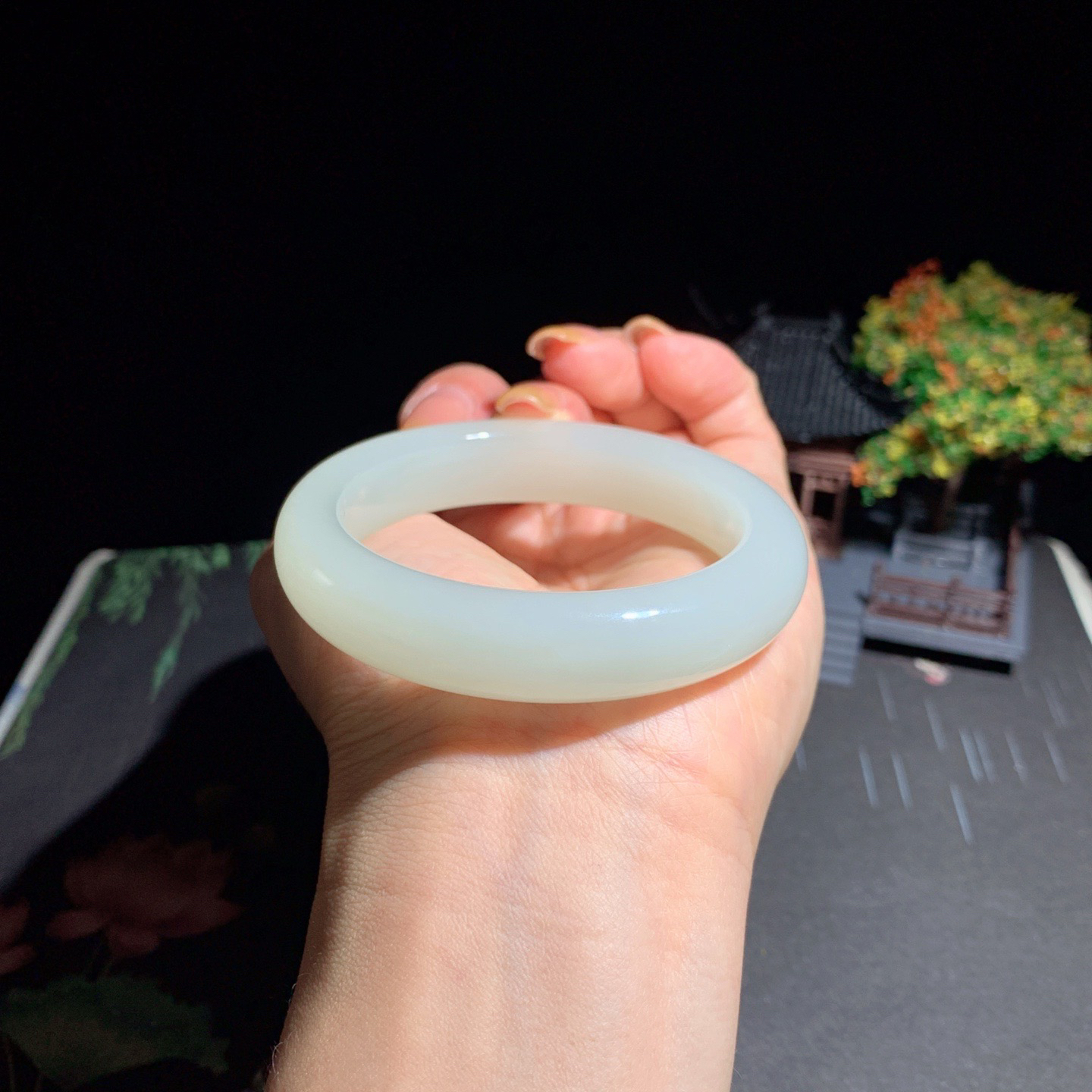 和田玉52.5圈口晴白手镯！冰晴水色！玉质细腻油润 底色纯净 无裂无杂 脂粉好，品质高。