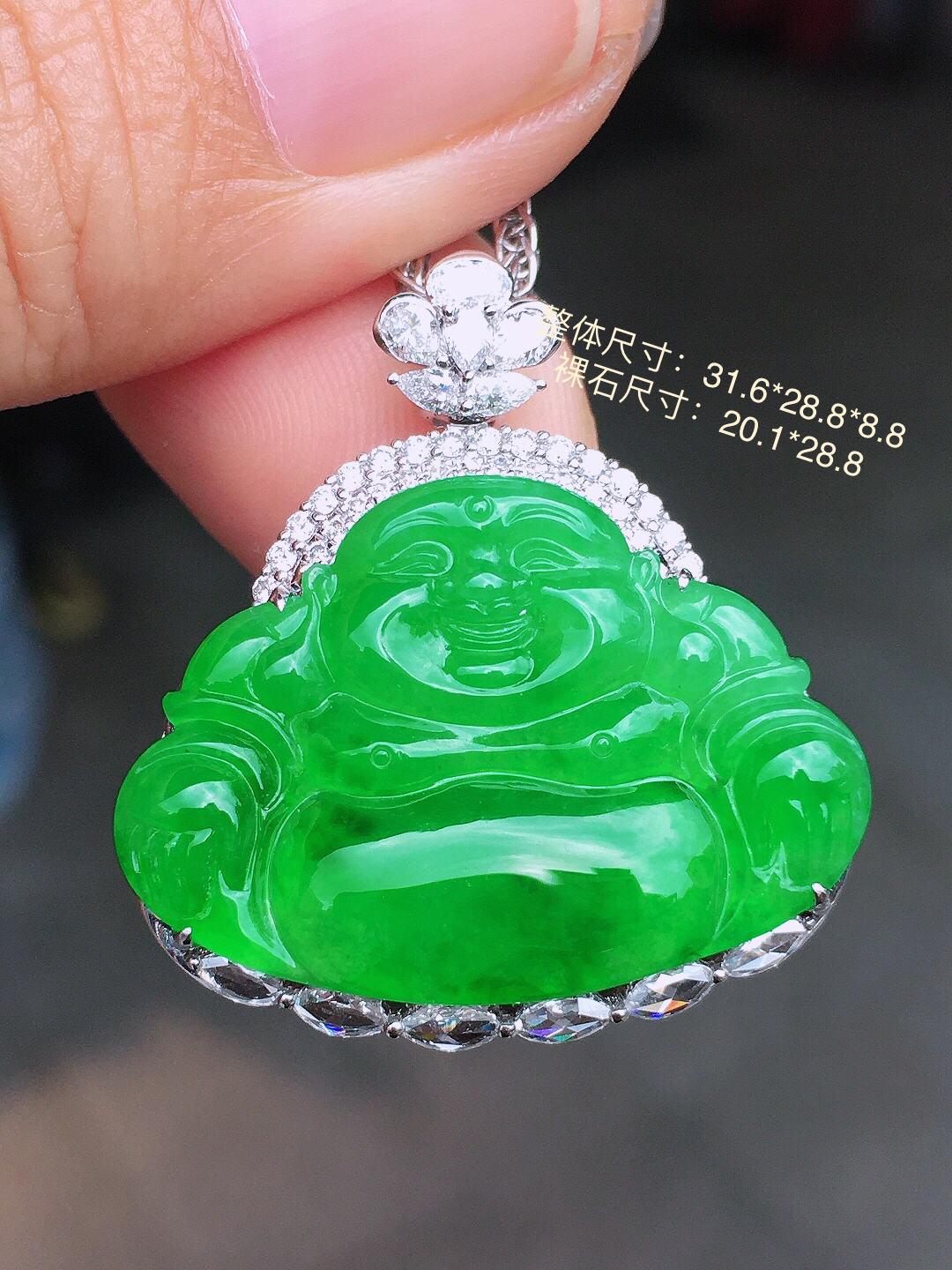 阳绿佛公吊坠，色泽均匀艳丽，玉质细腻，荧光感超
强，饱满圆润，简单大方，尽显优雅气质，18k
金豪华镶嵌