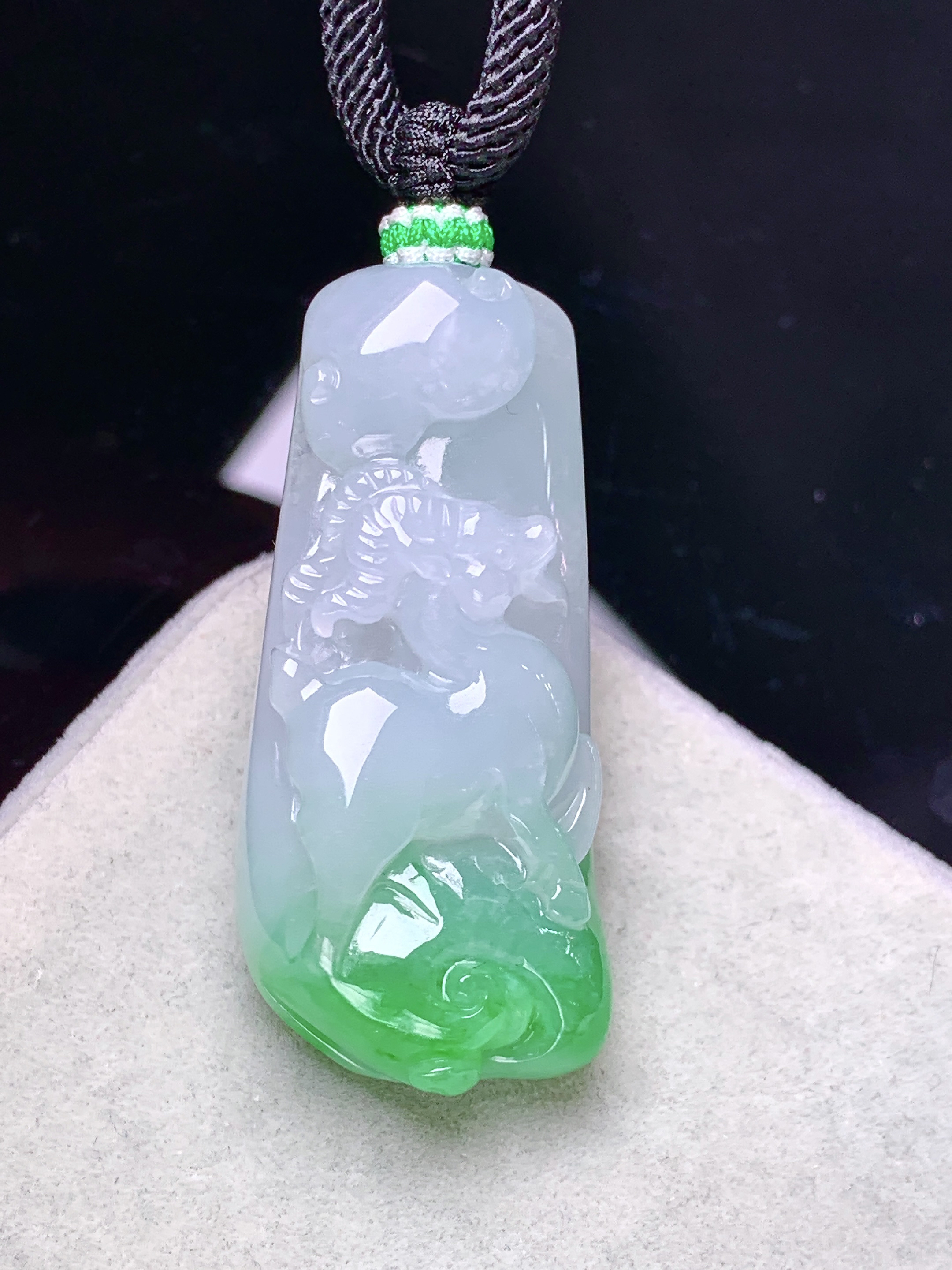 飘绿生肖羊吊坠 玉质细腻 色泽艳丽清新 整体尺寸40*18*9 a2