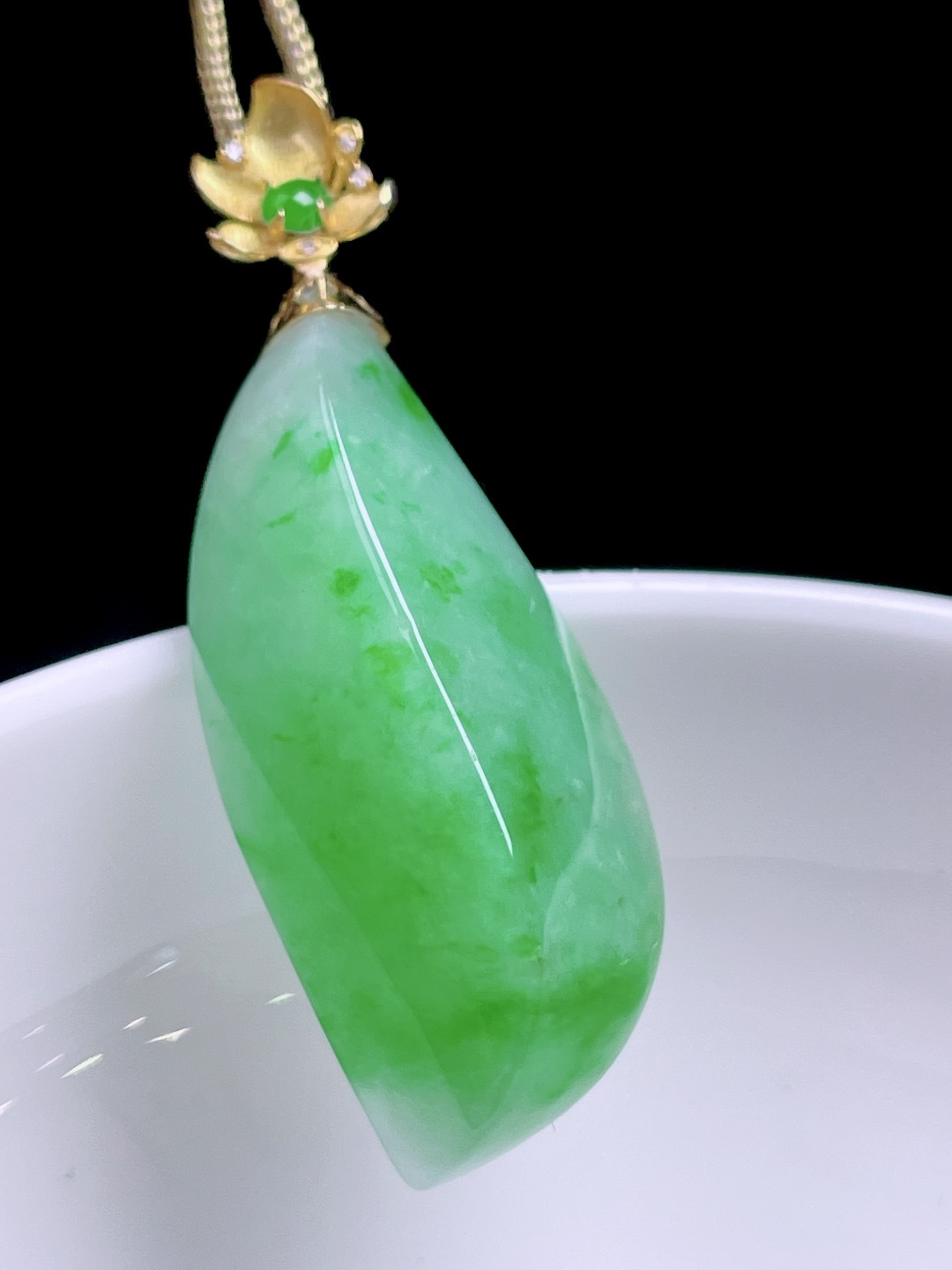 冰阳绿随形 色泽浓郁，种老水润，18k金镶嵌 整体：40.5 裸石：31.3/14.4/9.6