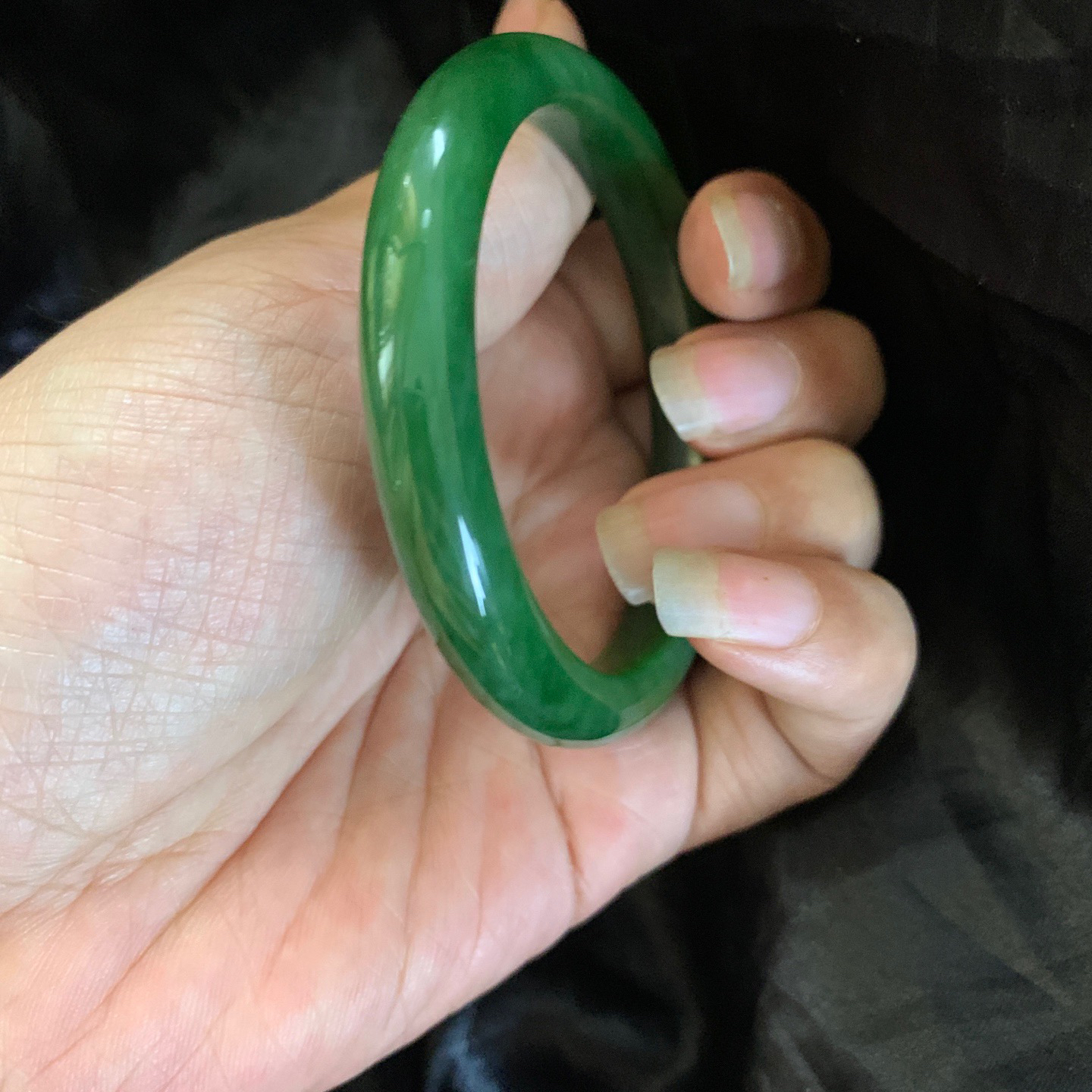 55.5圈口和田玉碧玉菠菜绿手镯，镯型古朴典雅。在诗情画意的雨巷相遇，你是我腕间的一抹风情，有你眸有深情.清风荡漾湖间静水，我愿俯身低眉，在烟波涟漪处寻