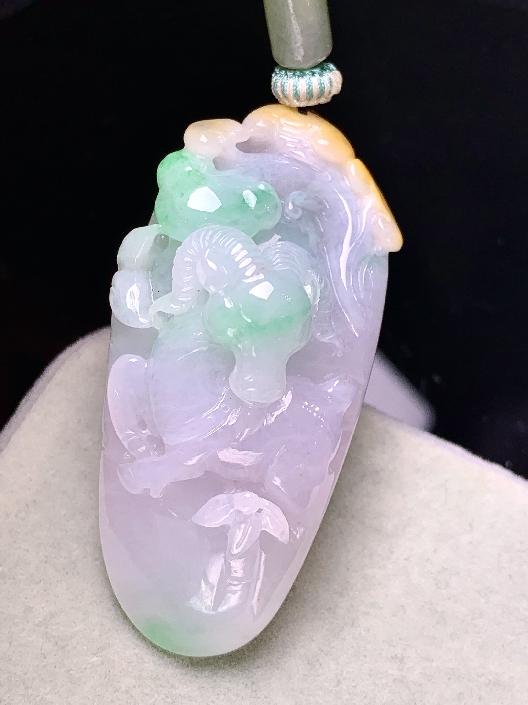 飘黄绿翡生肖羊吊坠 玉质细腻 色泽艳丽清新 整体尺寸52.6*25.2*17.5 a5