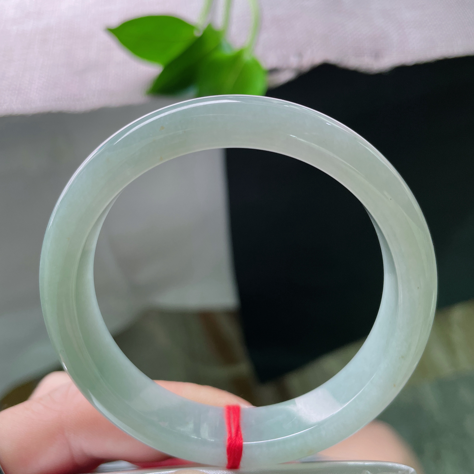 54.4/12/7.7，蓝底，水润，细腻，优雅，甜美，一点皮纹，ss54611a..