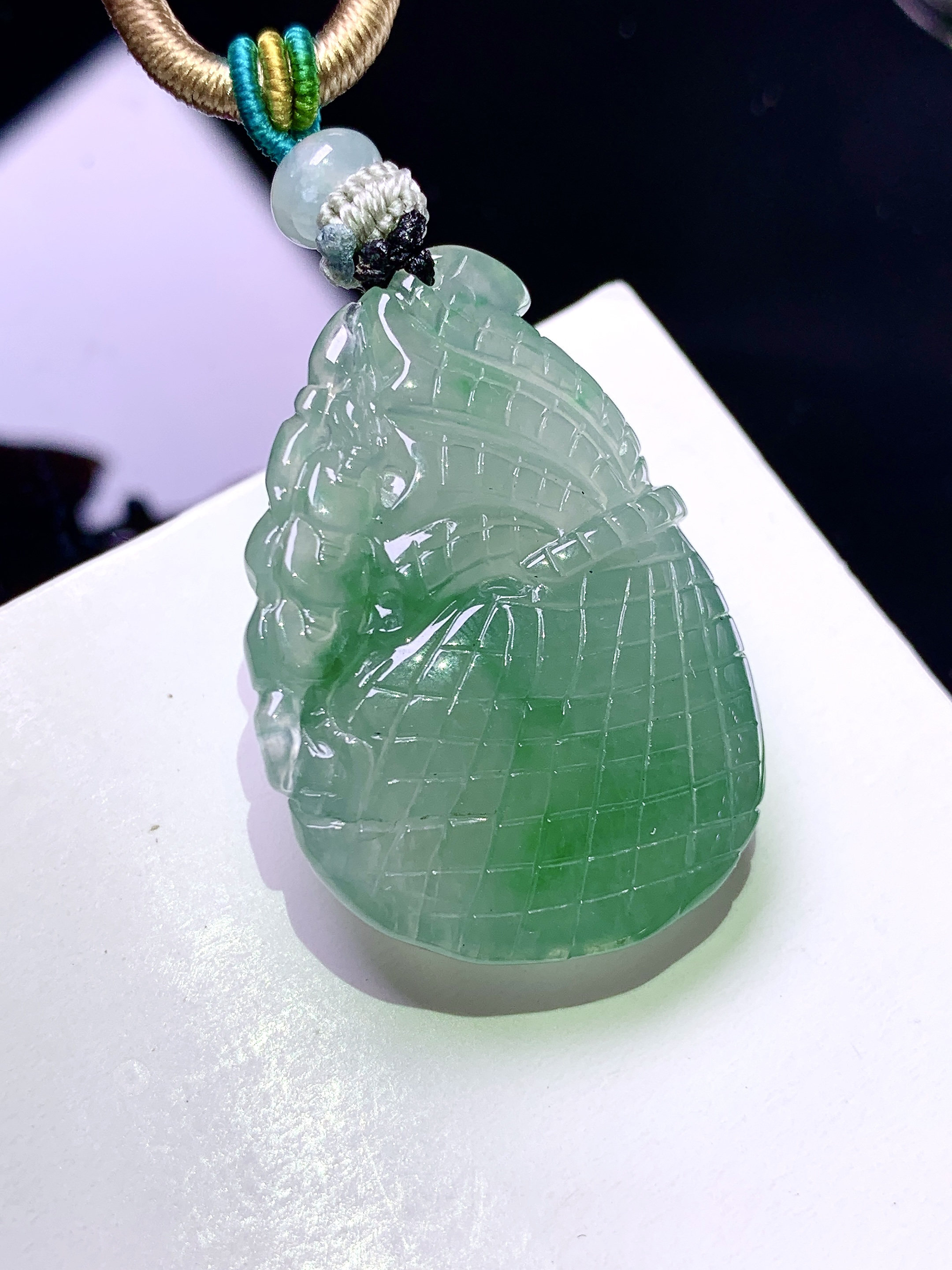 飘绿钱袋吊坠 玉质细腻 色泽艳丽清新 整体尺寸30.3*22.3*8.8 w1