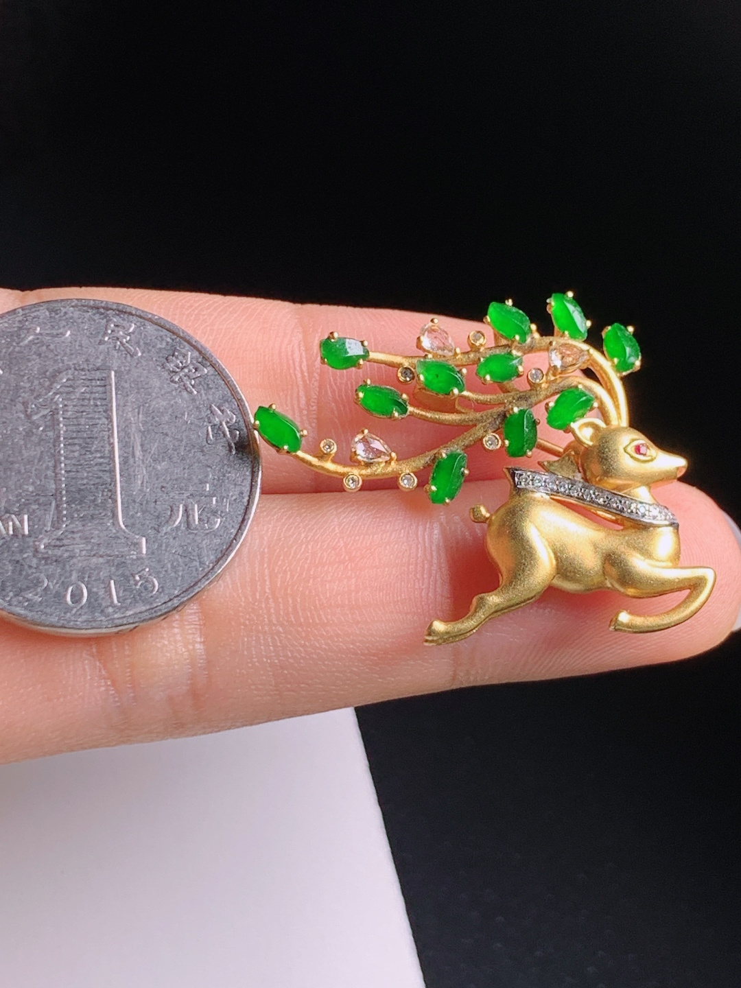 正阳绿一鹿有你胸针，金镶多宝设计精致灵动