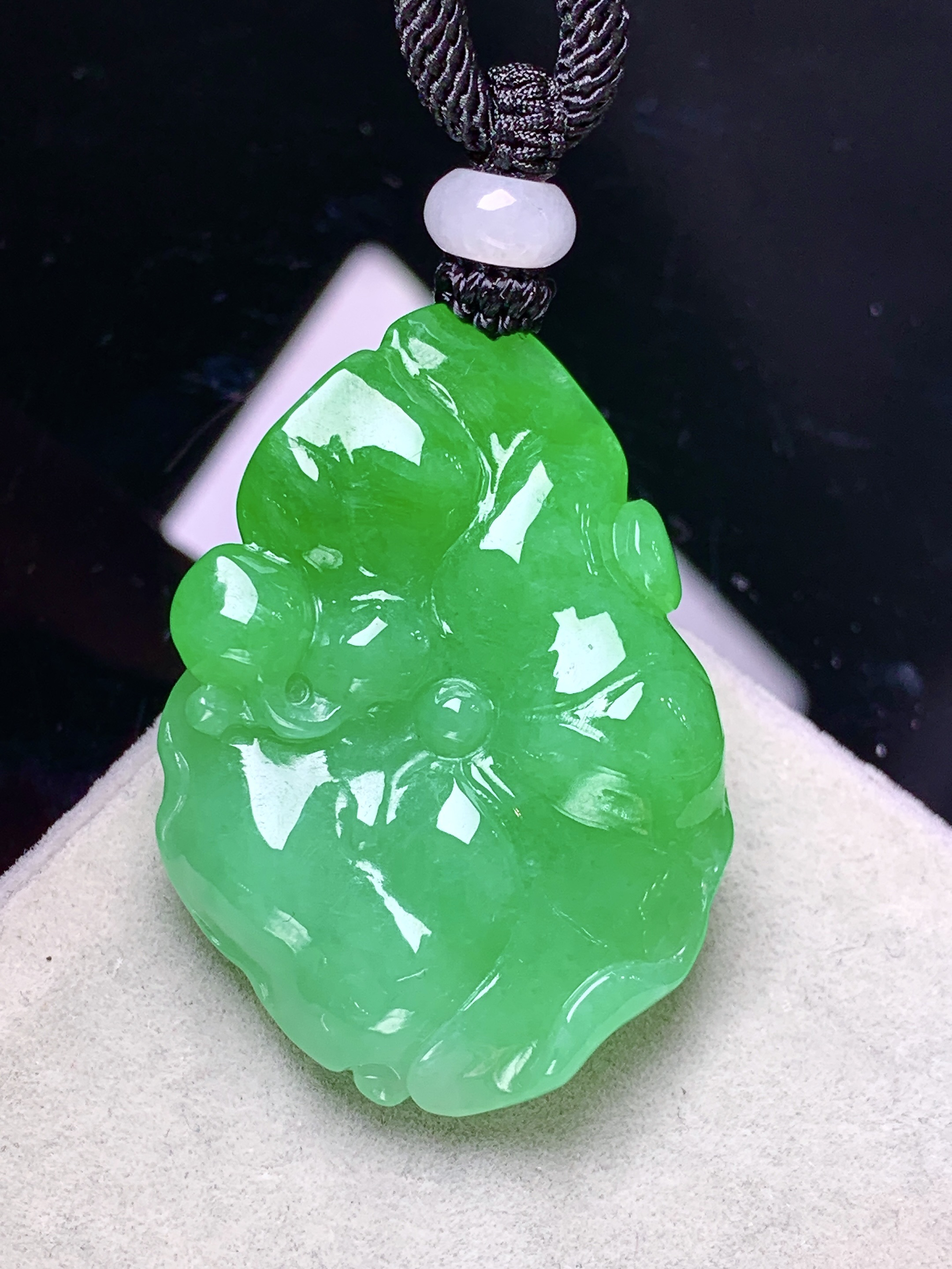 阳绿荷花吊坠 玉质细腻 色泽艳丽清新 整体尺寸38.5*27.5*11 a2