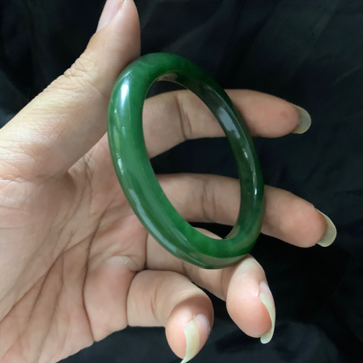 和田玉碧玉52圈口碧玉菠菜绿手镯，镯型古朴典雅。在诗情画意的雨巷相遇，你是我腕间的一抹风情，有你眸有深情.清风荡漾湖间静水，我愿俯身低眉，在烟波涟漪处寻