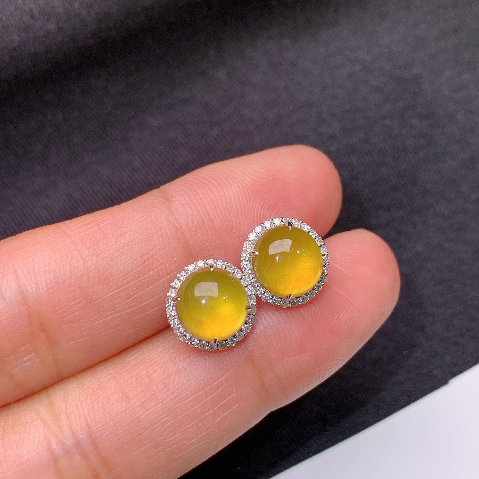 冰黄翡蛋面耳钉，18k金镶嵌，简约时尚，冰润鲜艳，种水足，尺寸7.6*7.3*3.3