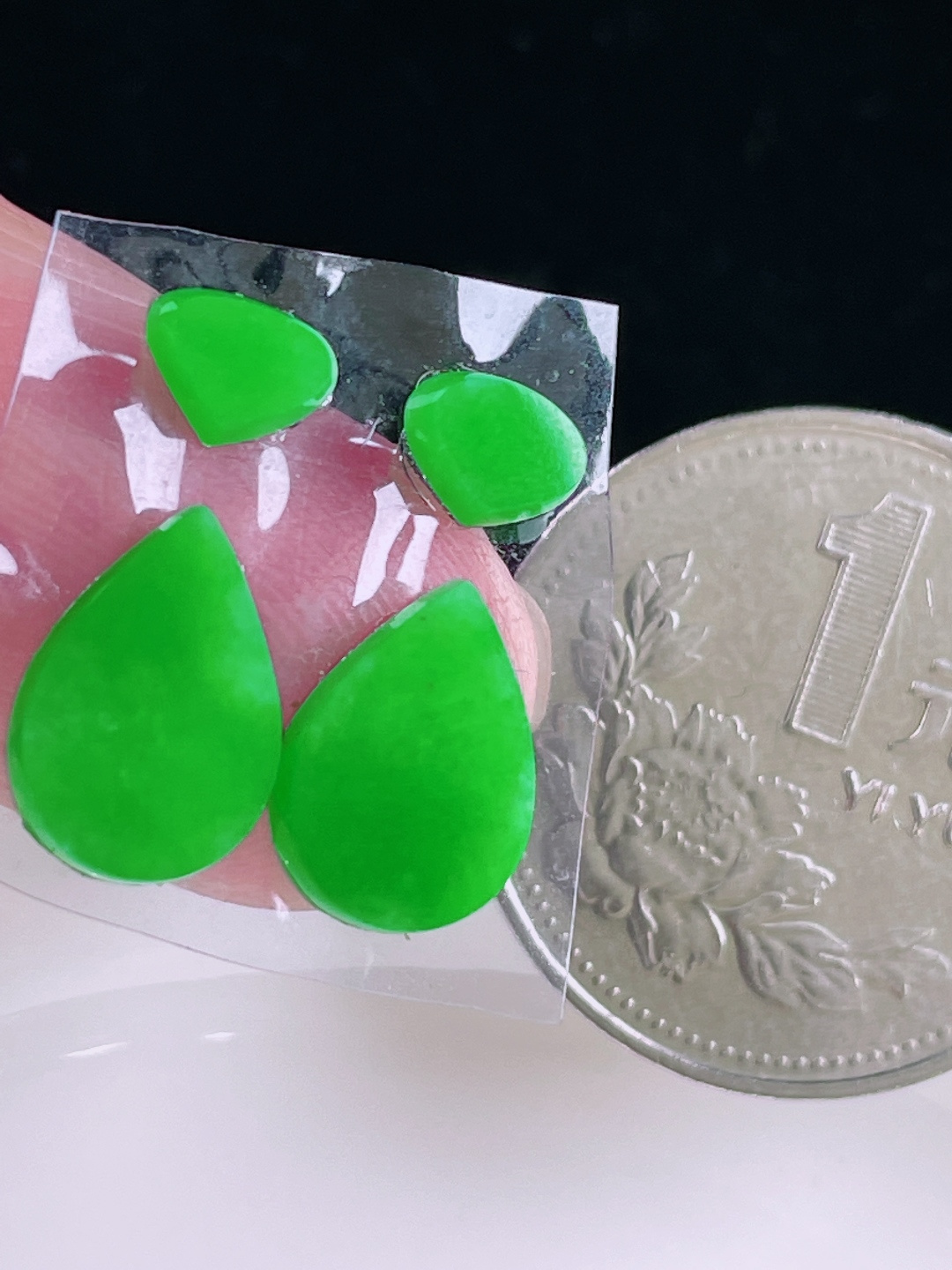 ️辣绿水滴，老种起光，细底通透，尺寸：裸石11.7/8.3/2.3mm0612
