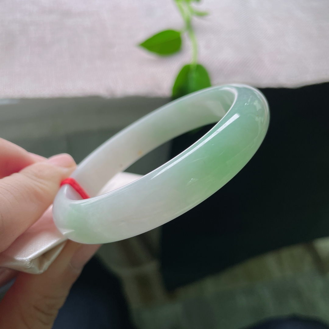 57.8/12.2/7.4绿底正圈，水润细腻，优雅大方，渐变之色，贵气，有纹，ss52235a
