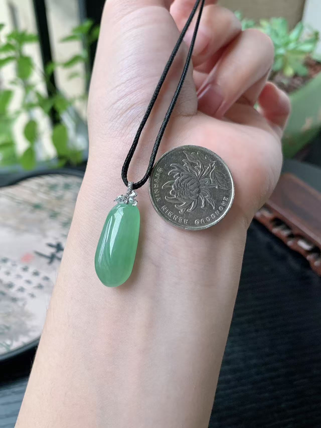 18k金镶嵌老坑冰种胶感阳绿福瓜吊坠 裸石尺寸:26-11.2-6.8mm