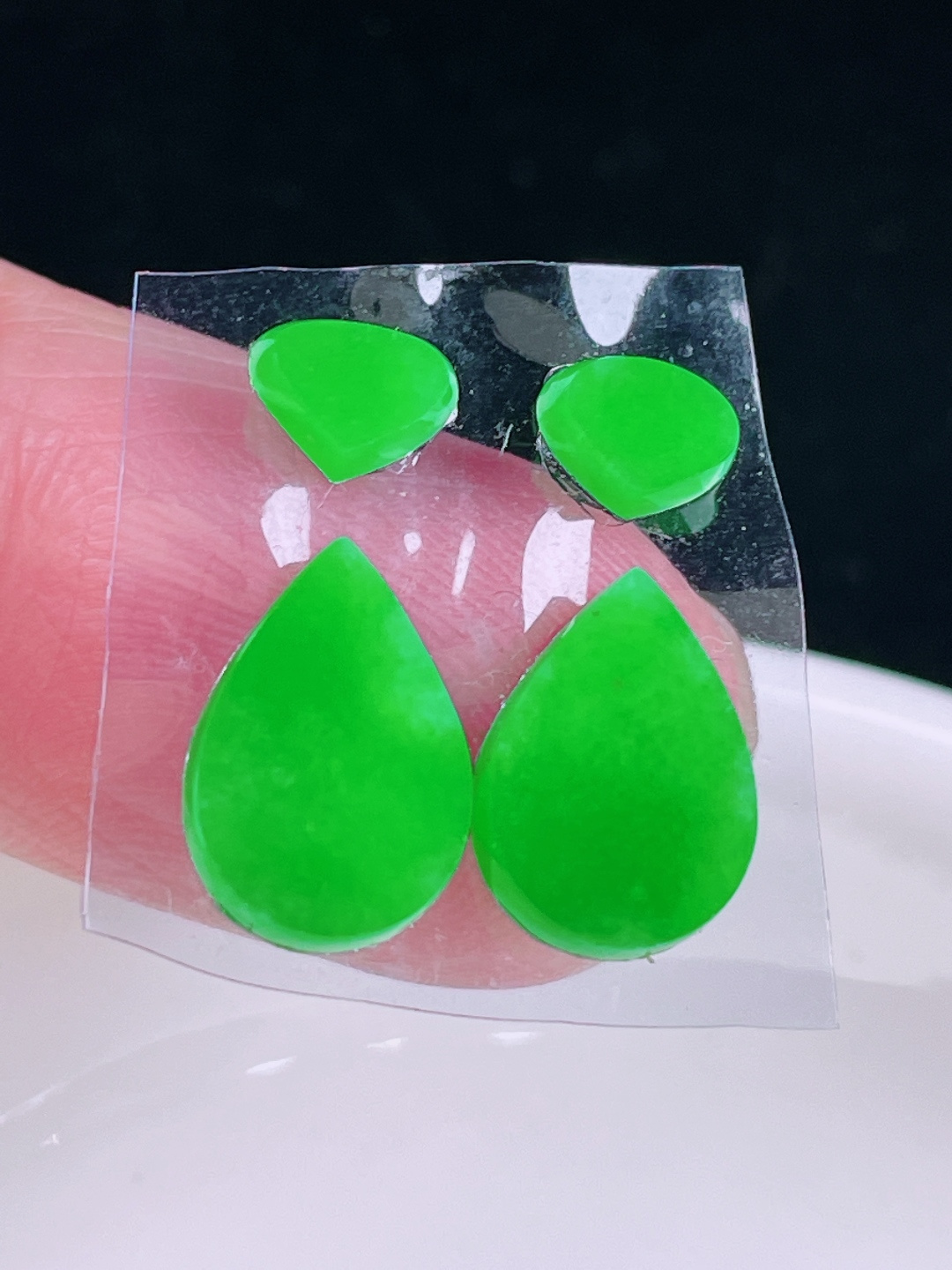 ️辣绿水滴，老种起光，细底通透，尺寸：裸石11.7/8.3/2.3mm0612