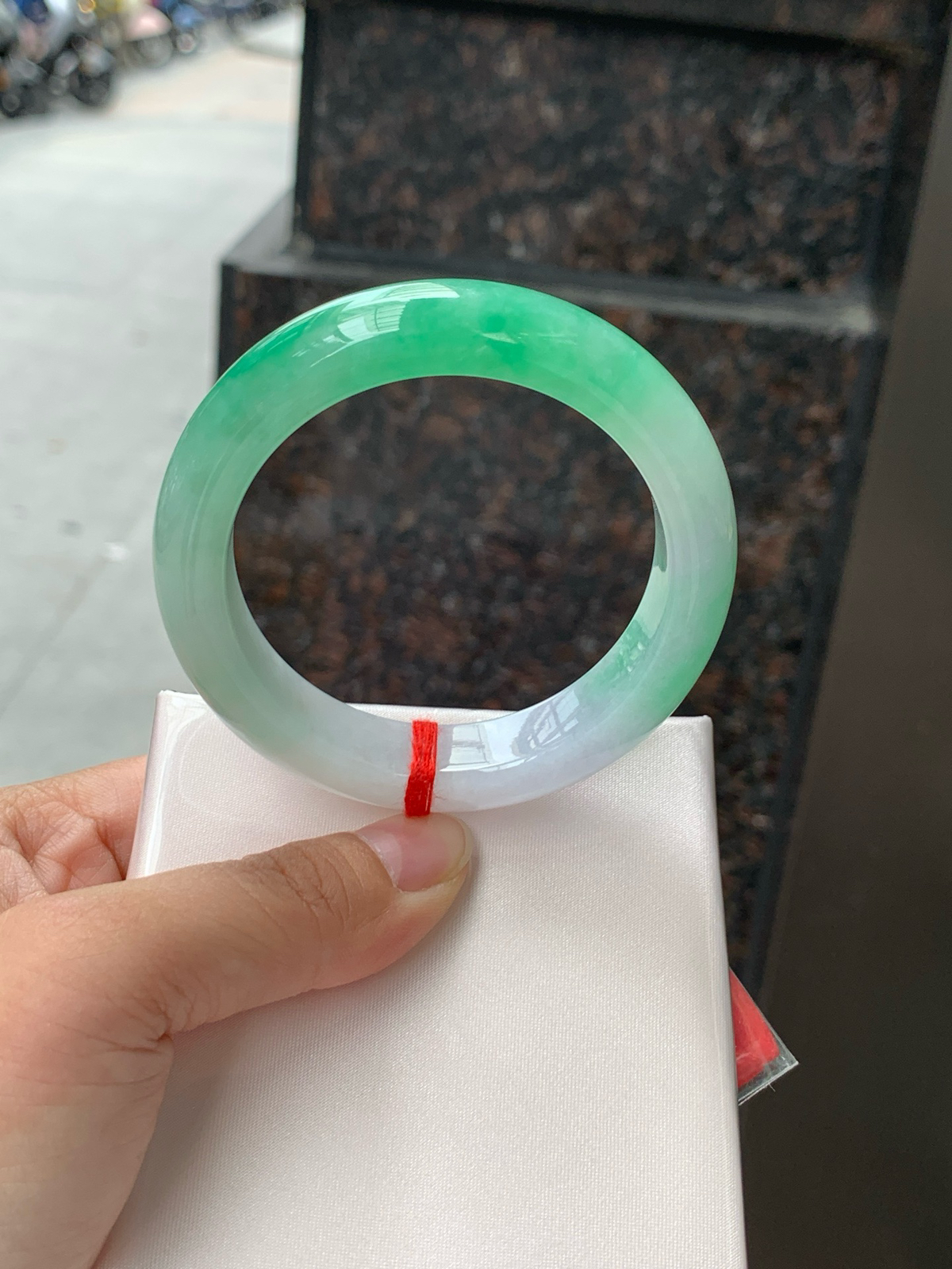 飘绿正圈
52.6-12.6-9
0611-28543
打灯细纹，晴水底色清透如月光，几抹甜绿飘色灵动飘逸，像春日林间的溪水，清润又治愈。