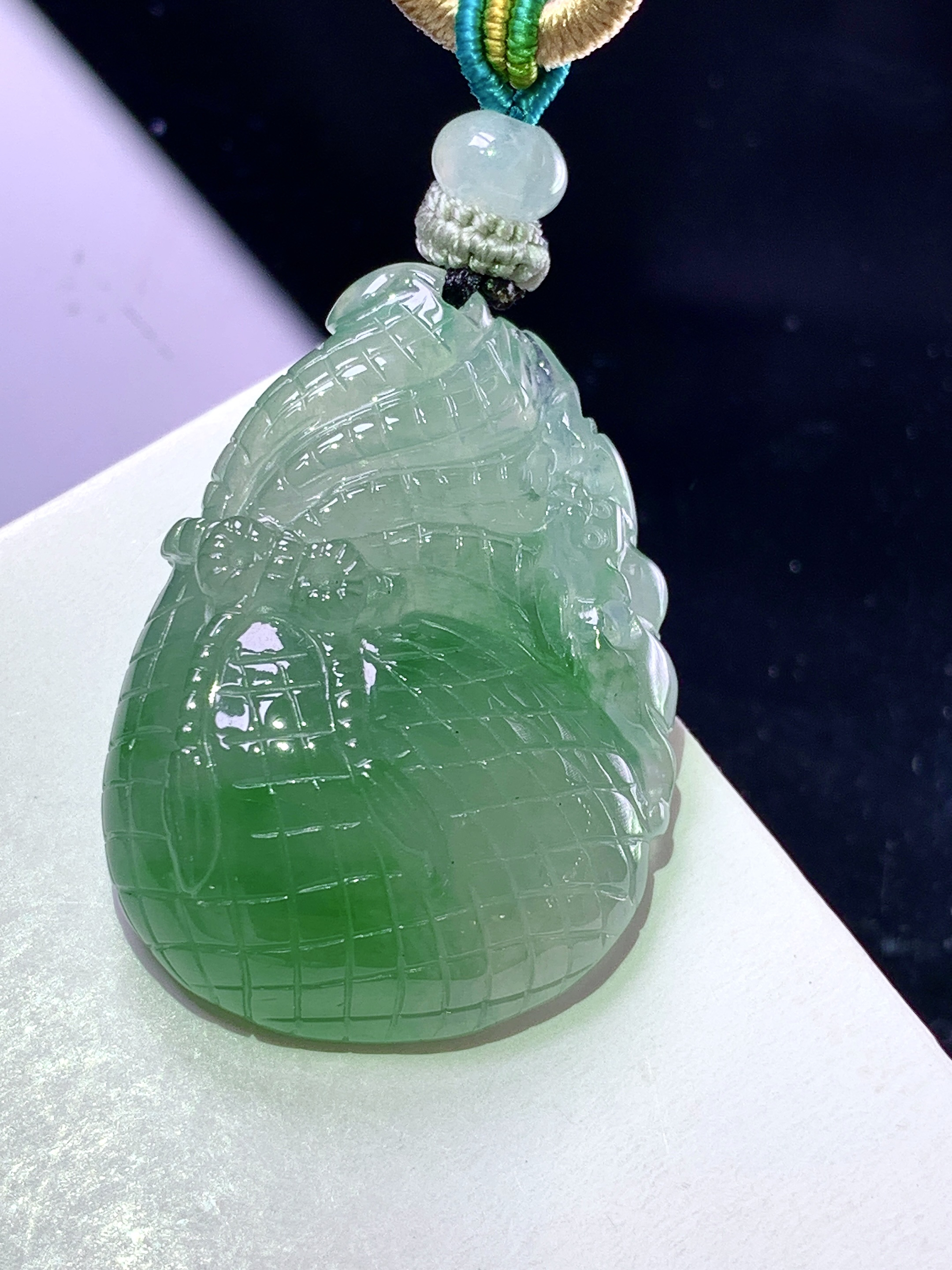 飘绿钱袋吊坠 玉质细腻 色泽艳丽清新 整体尺寸30.3*22.3*8.8 w1