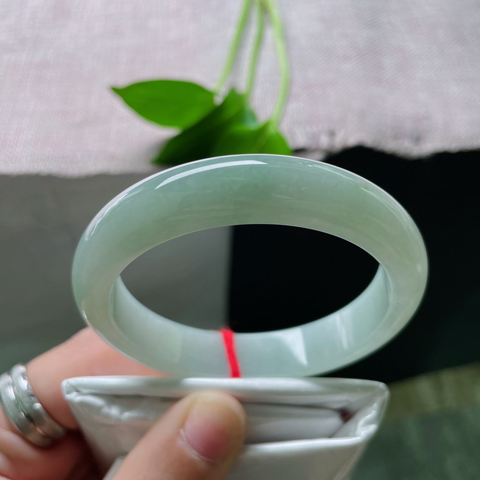 54.4/12/7.7，蓝底，水润，细腻，优雅，甜美，一点皮纹，ss54611a..