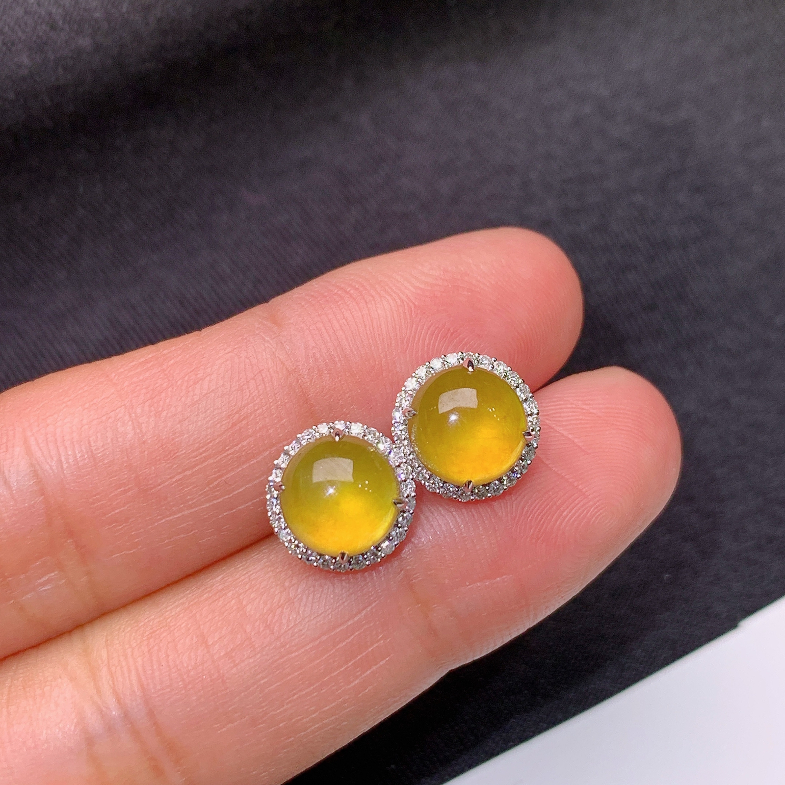 冰黄翡蛋面耳钉，18k金镶嵌，简约时尚，冰润鲜艳，种水足，尺寸7.6*7.3*3.3