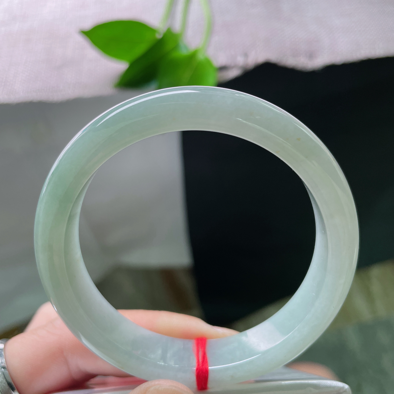 54.4/12/7.7，蓝底，水润，细腻，优雅，甜美，一点皮纹，ss54611a..
