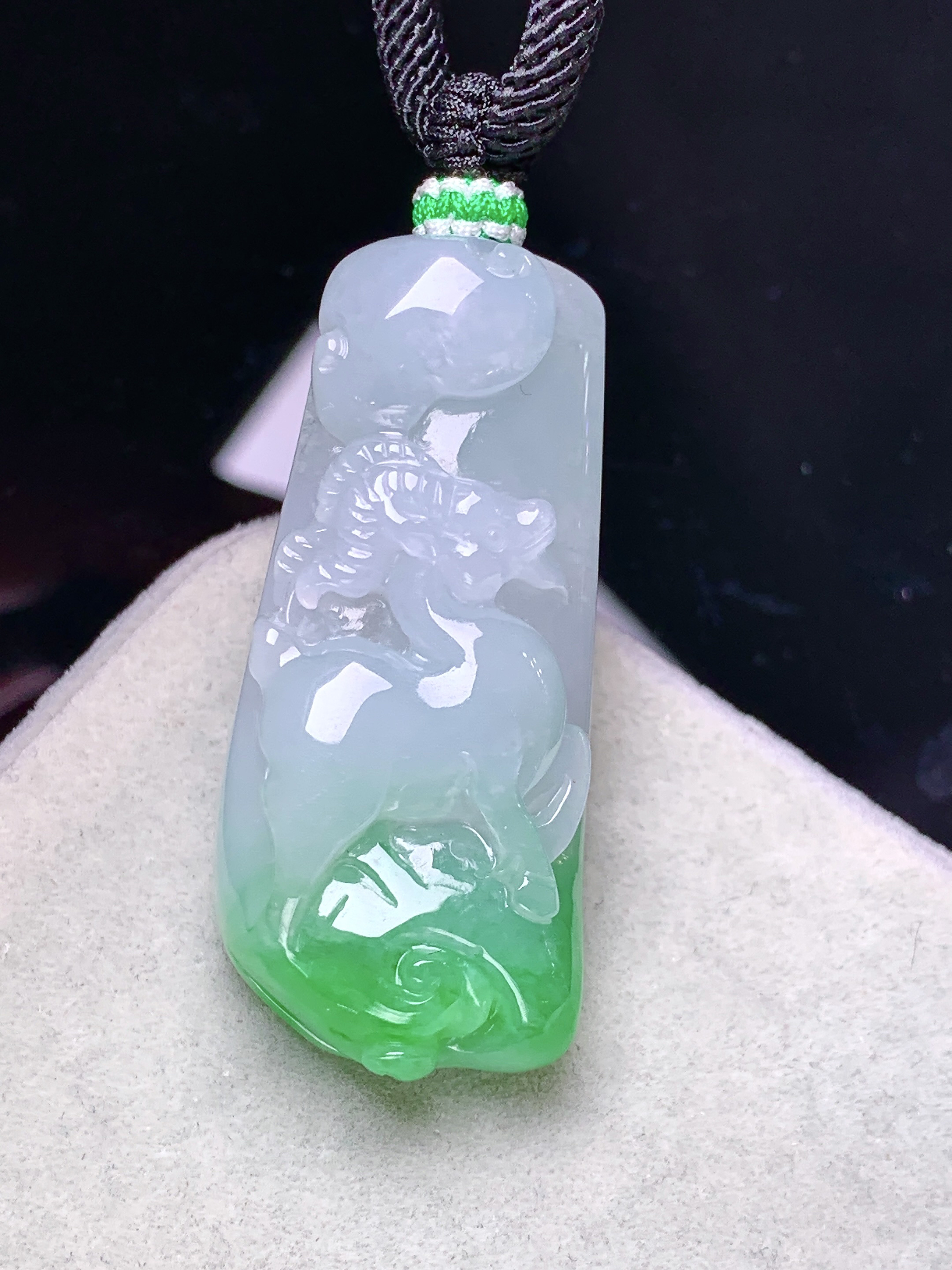 飘绿生肖羊吊坠 玉质细腻 色泽艳丽清新 整体尺寸40*18*9 a2