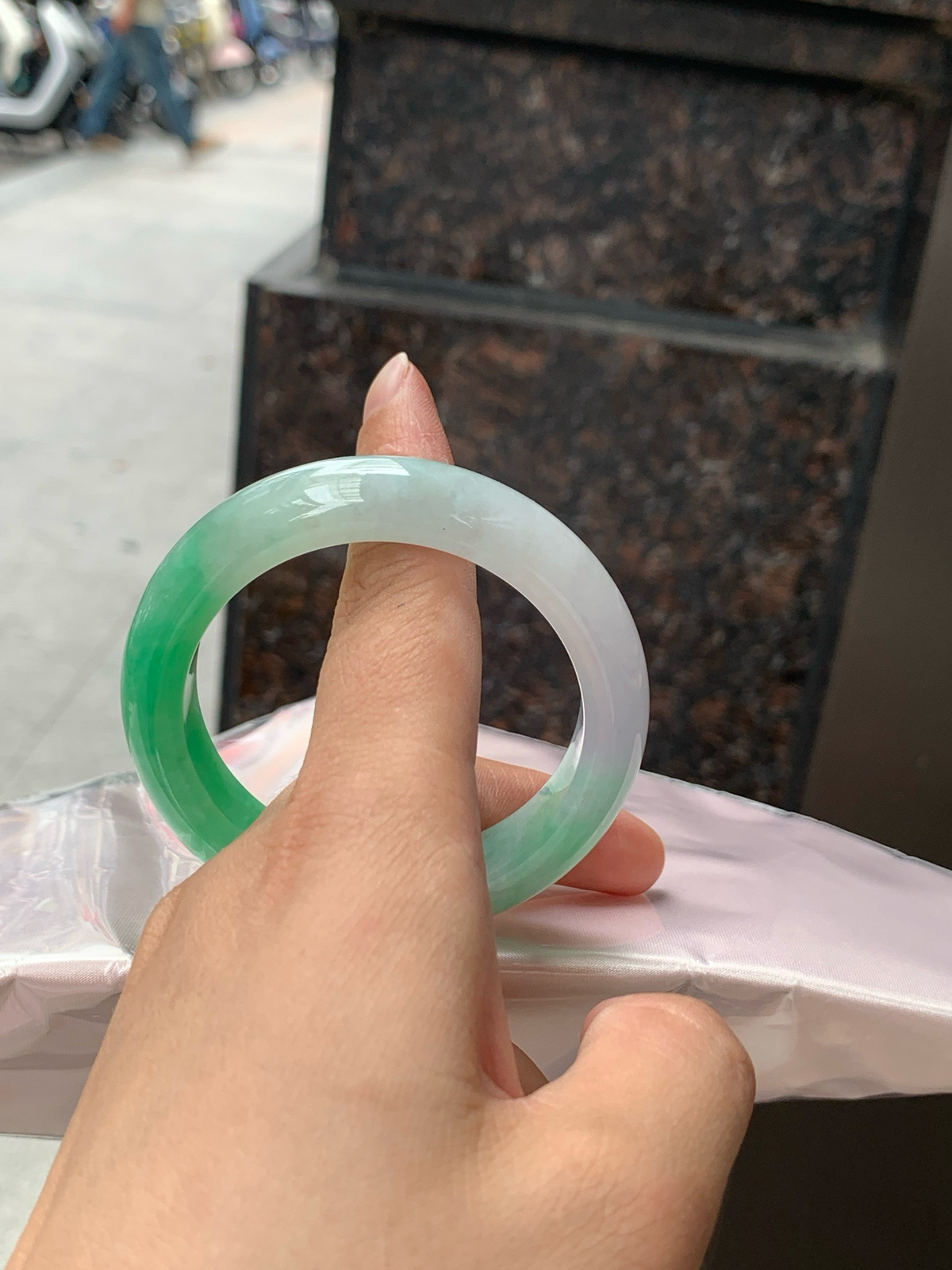 飘绿正圈
52.6-12.6-9
0611-28543
打灯细纹，晴水底色清透如月光，几抹甜绿飘色灵动飘逸，像春日林间的溪水，清润又治愈。