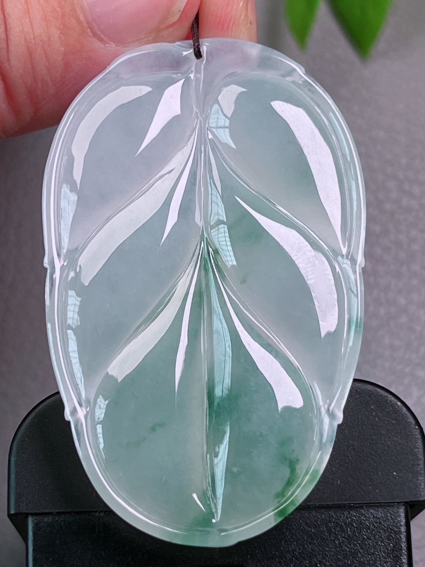 高冰种飘花叶子，无裂，精致油洁，冰透水润，起荧光，尺寸：51.5-32.3-5.9