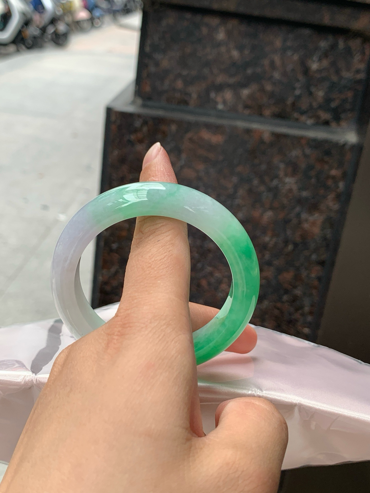 飘绿正圈
52.6-12.6-9
0611-28543
打灯细纹，晴水底色清透如月光，几抹甜绿飘色灵动飘逸，像春日林间的溪水，清润又治愈。