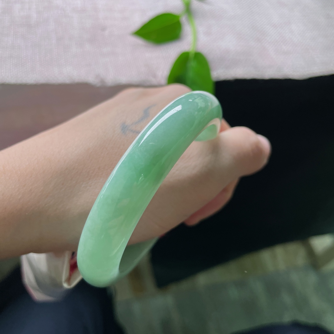 57.8/12.6/7.7，绿底正圈，色泽均匀分布，上手甜美可人，显白，棉。无裂，ss53763a