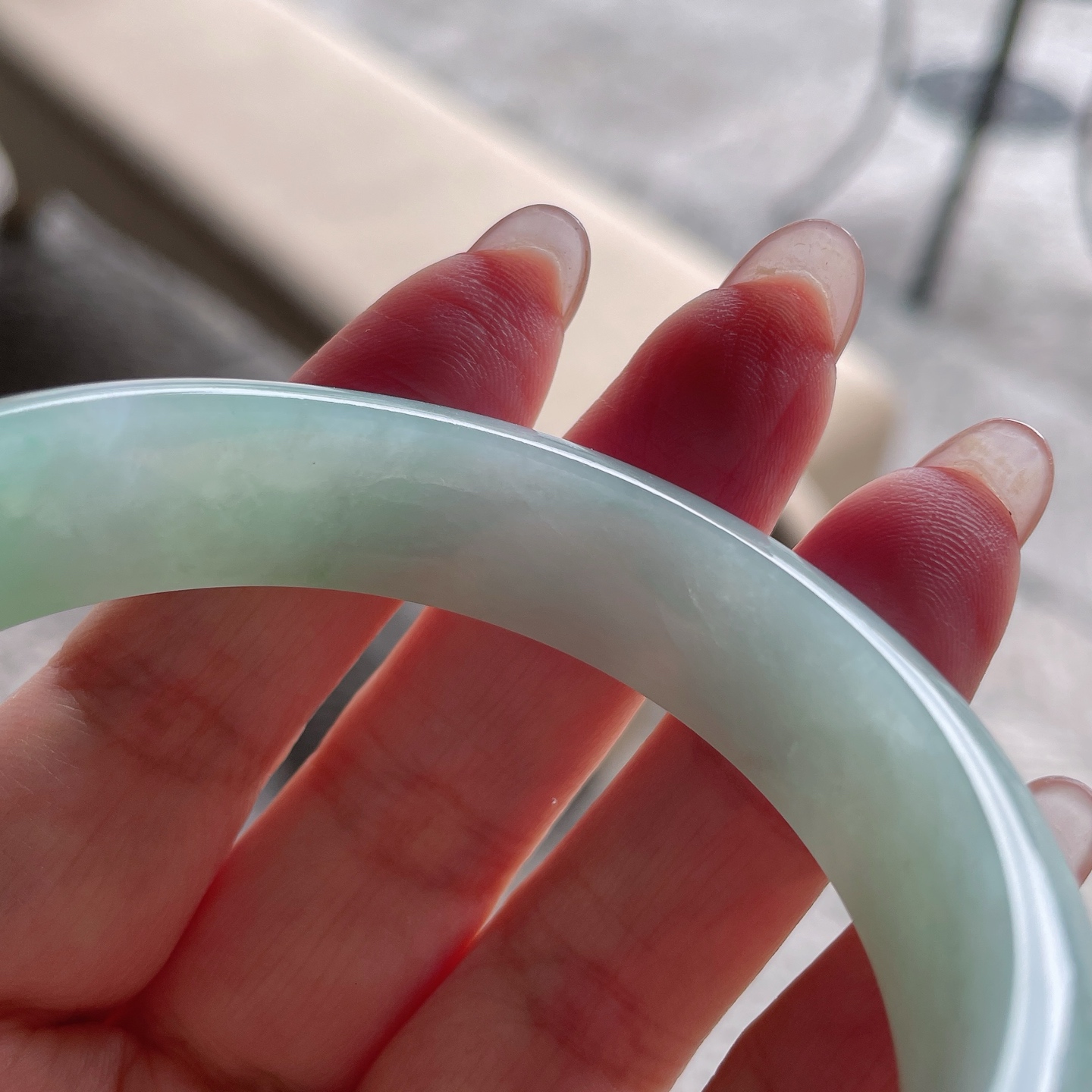 手镯正圈56 57圈口56.5-14.2-8编码0611G16描述糯种白底阳绿，一抹绿鲜艳夺目，玉质细腻，水润，种老，棉纹