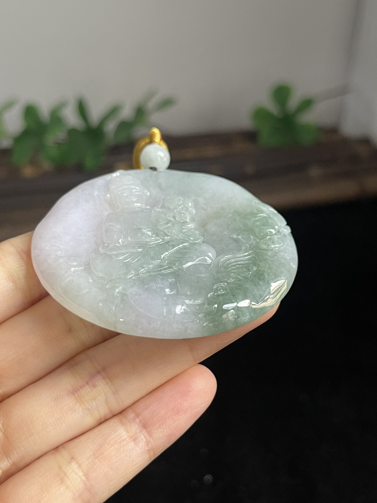 翡翠糯化种观音吊坠，配珠未测