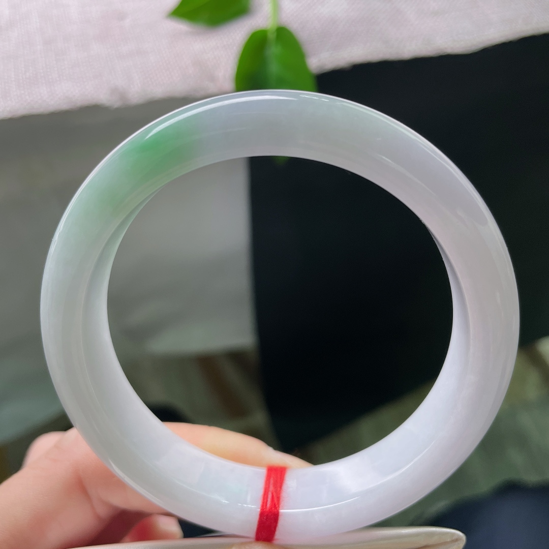58.6/13.1/8.1，紫底正圈，肉质细腻干净，一抹飘绿点缀，俏丽多姿，有纹，ss53825a
