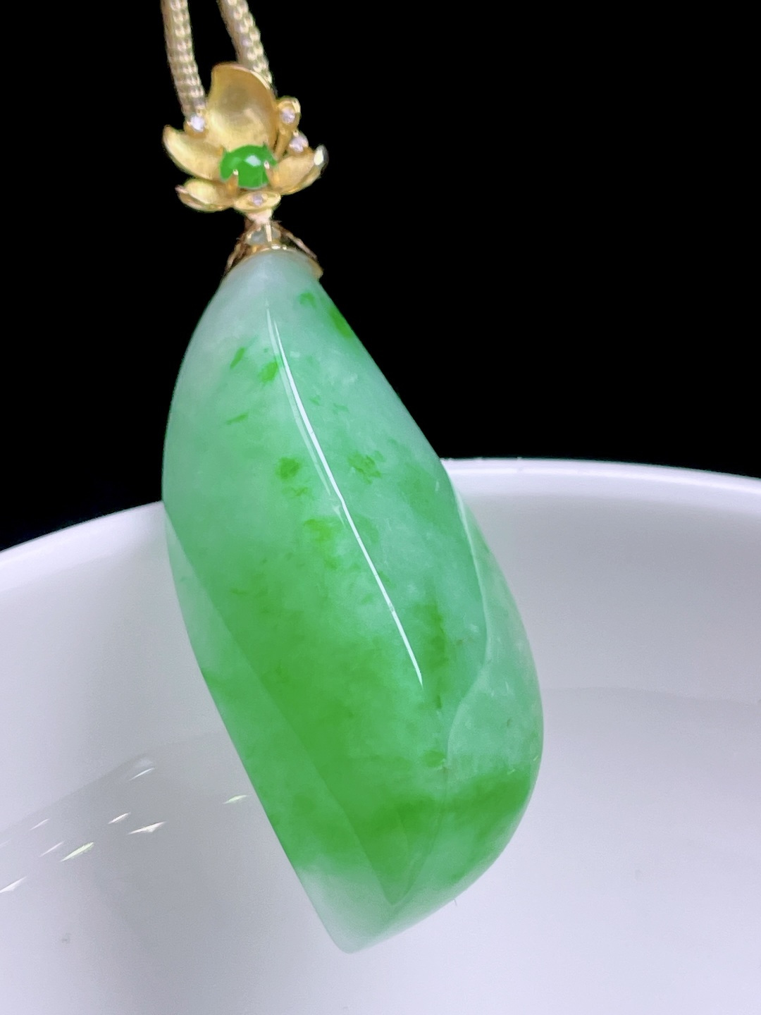 冰阳绿随形 色泽浓郁，种老水润，18k金镶嵌 整体：40.5 裸石：31.3/14.4/9.6