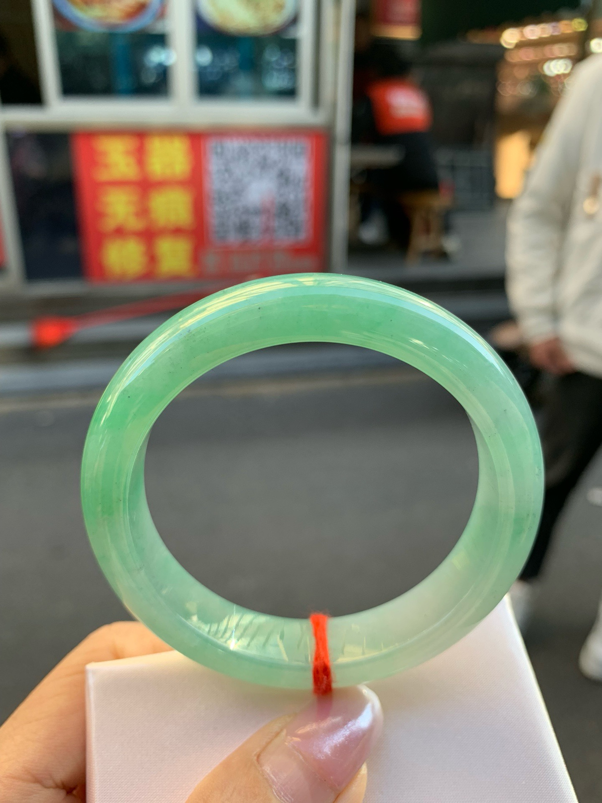 果绿正圈
52.8-7.9-12.1
1215-02X69
打灯细纹，不影响，底妆水润细腻，满圈果绿底色清爽 甜美，底妆有点矿点